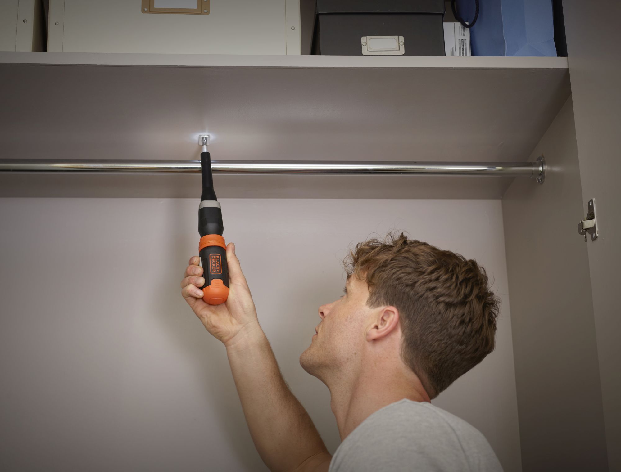 BCF601C-XJ - Atornillador en línea 6V con pilas AA