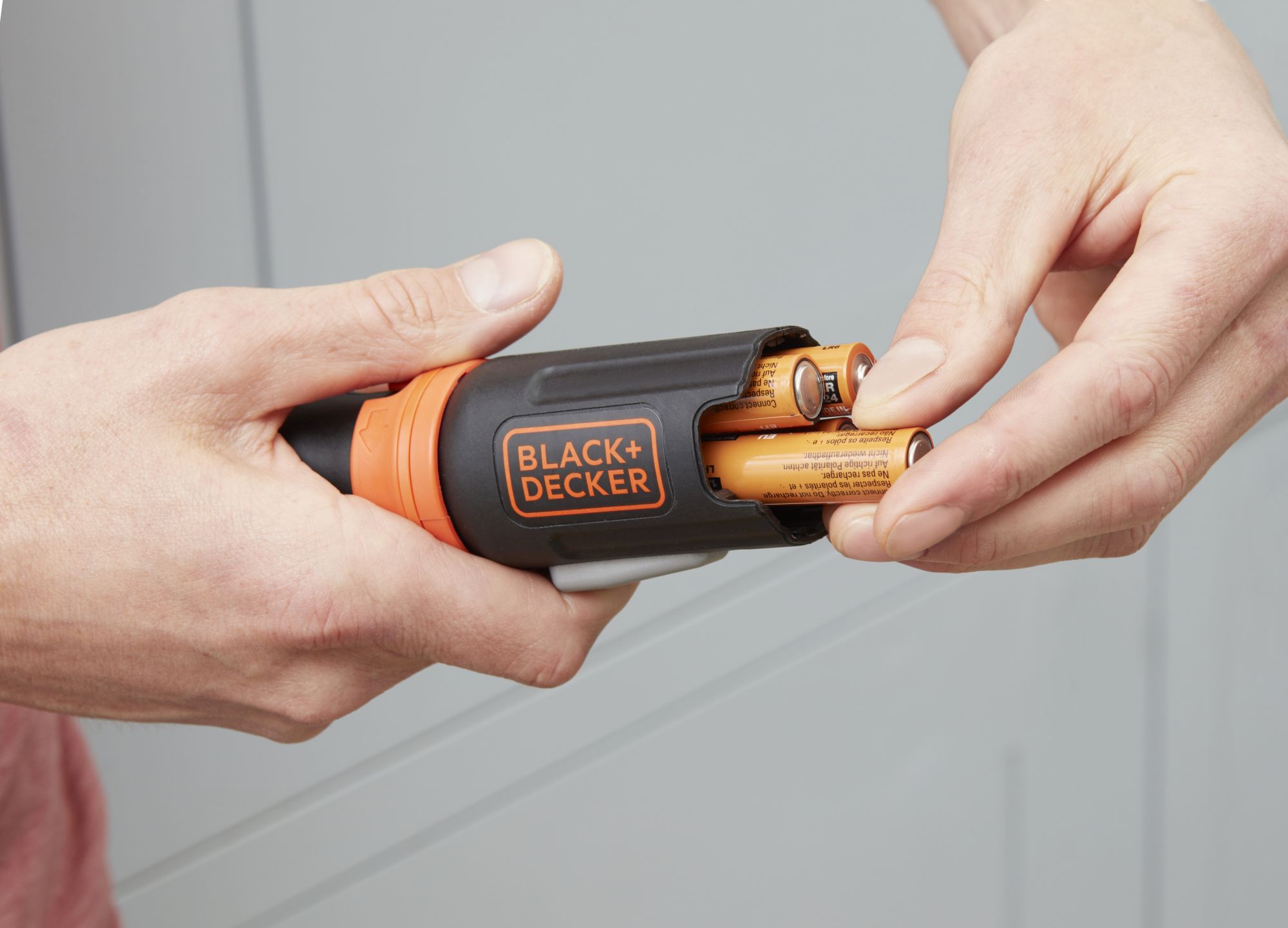 BCF601C-XJ - Atornillador en línea 6V con pilas AA