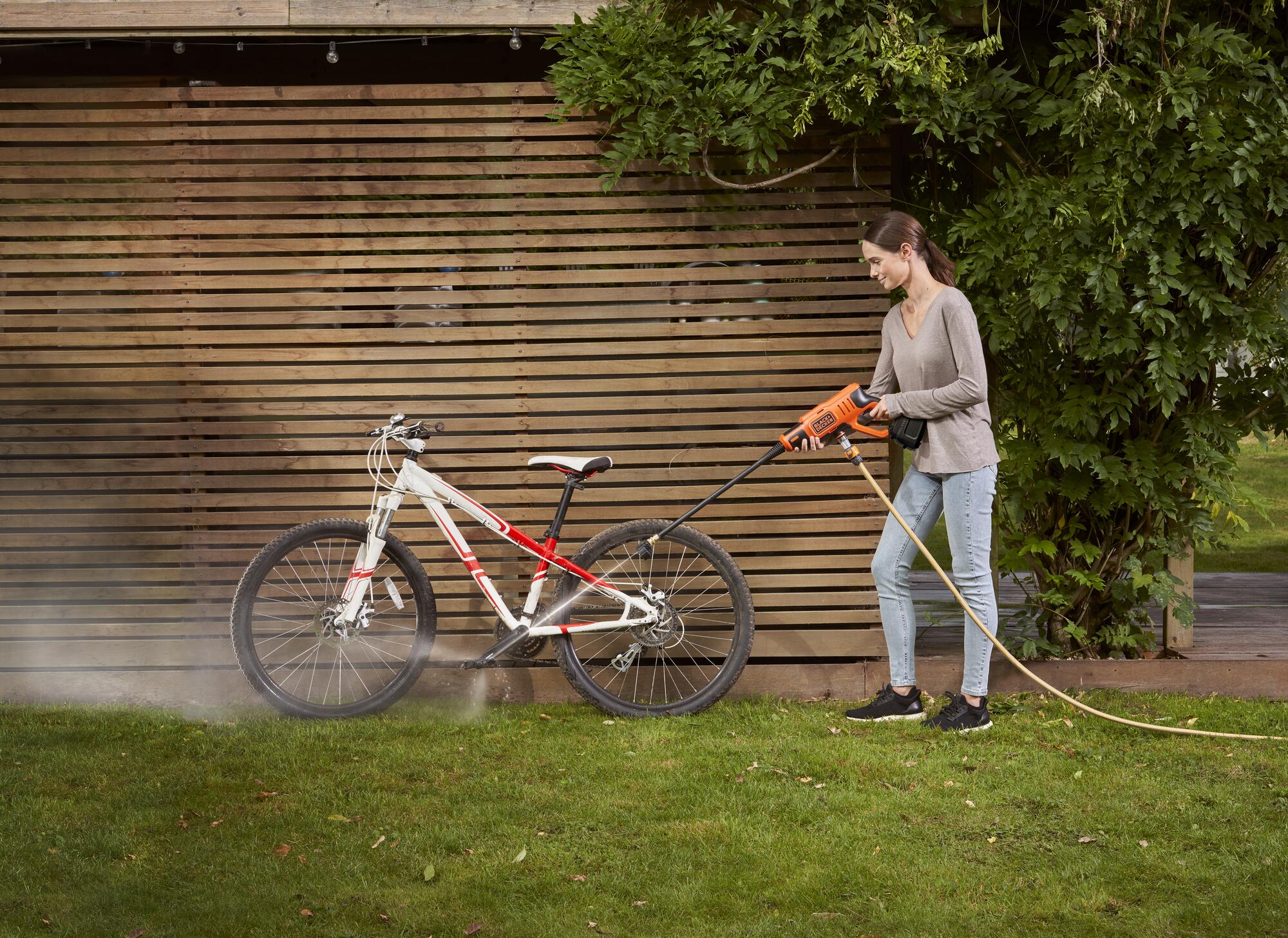 BCPC18D1-QW - Hidrolimpiadora 18V 2Ah y cargador 1A