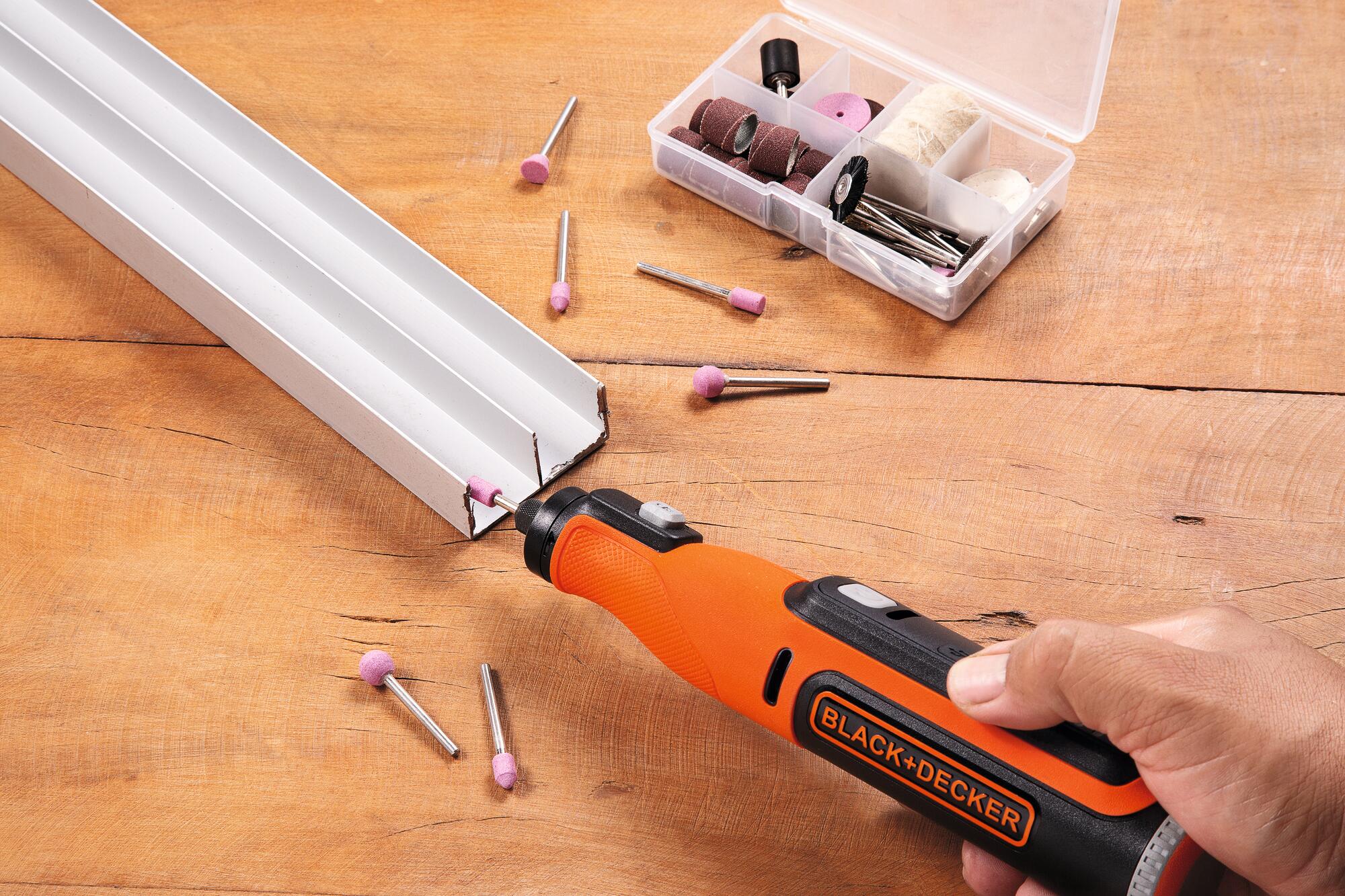 BCRT8IK-XJ - Multi-Herramienta Rotativa 7,2V con 53 Accesorios y Maletín