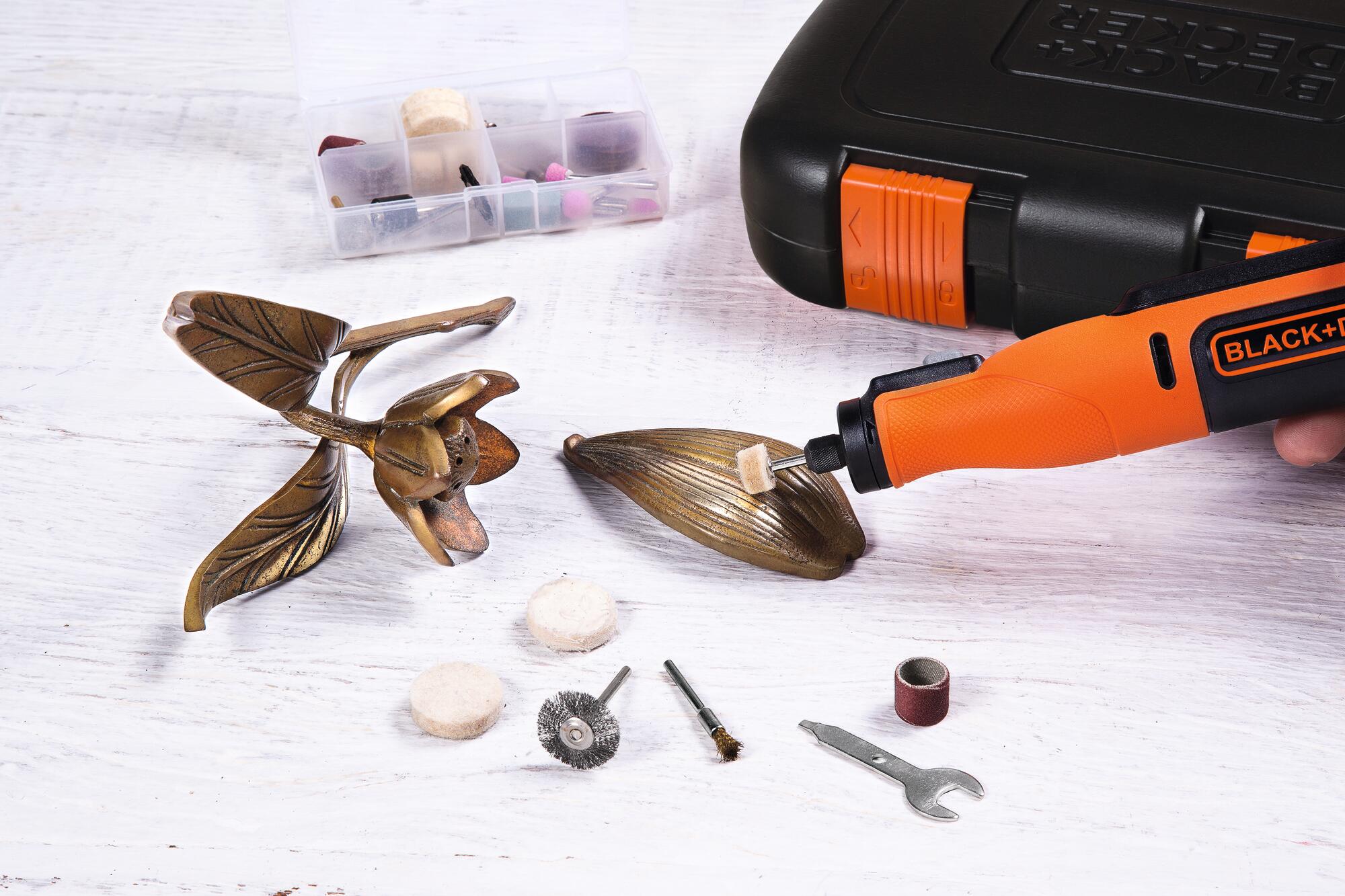 BCRT8IK-XJ - Multi-Herramienta Rotativa 7,2V con 53 Accesorios y Maletín