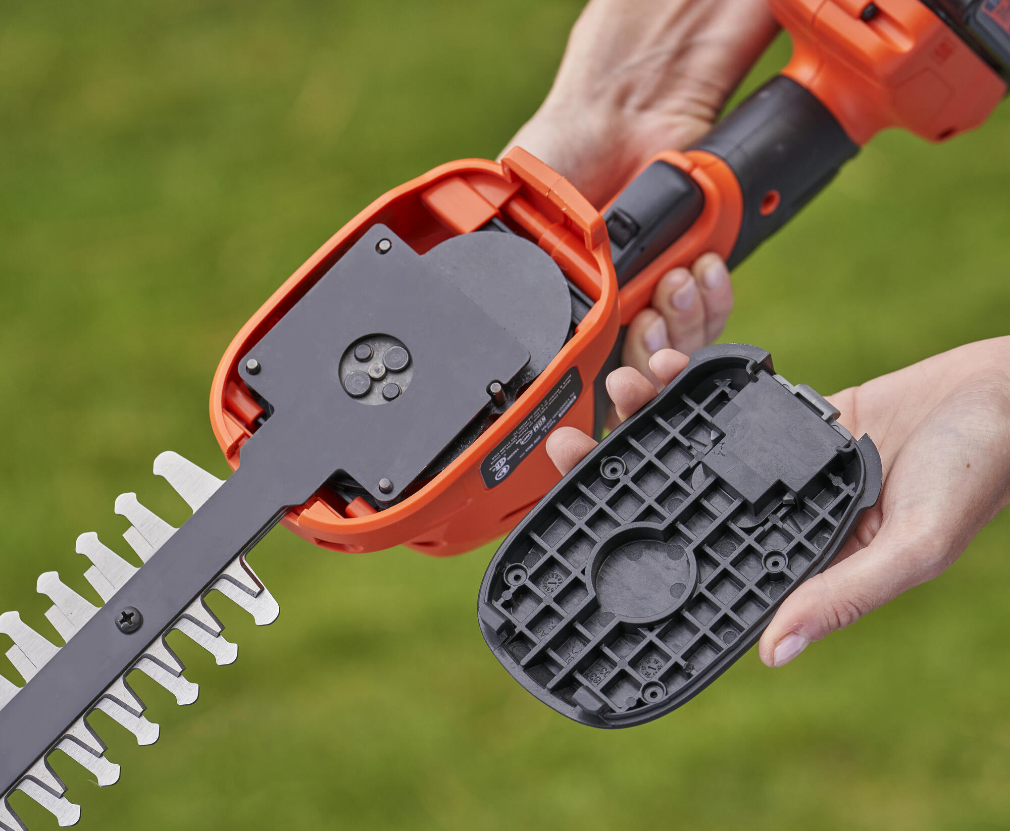 BCSS18D1-QW - Tijeras cortacésped y arregla setos 18V 2Ah con cargador 1A