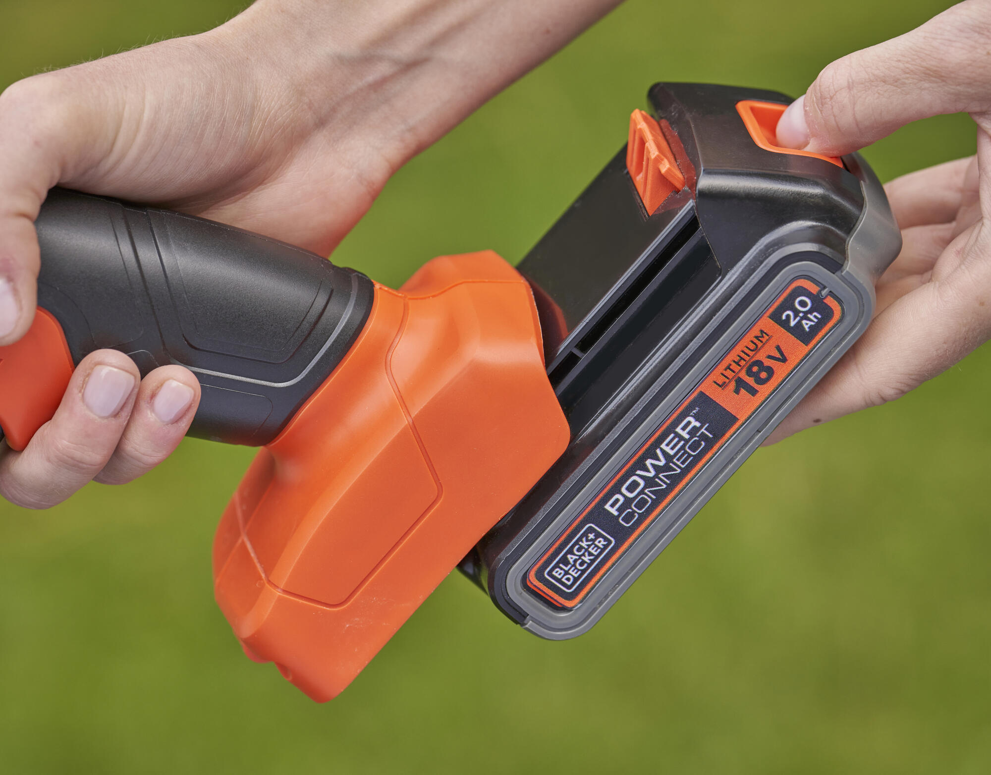 BCSS18D1-QW - Tijeras cortacésped y arregla setos 18V 2Ah con cargador 1A