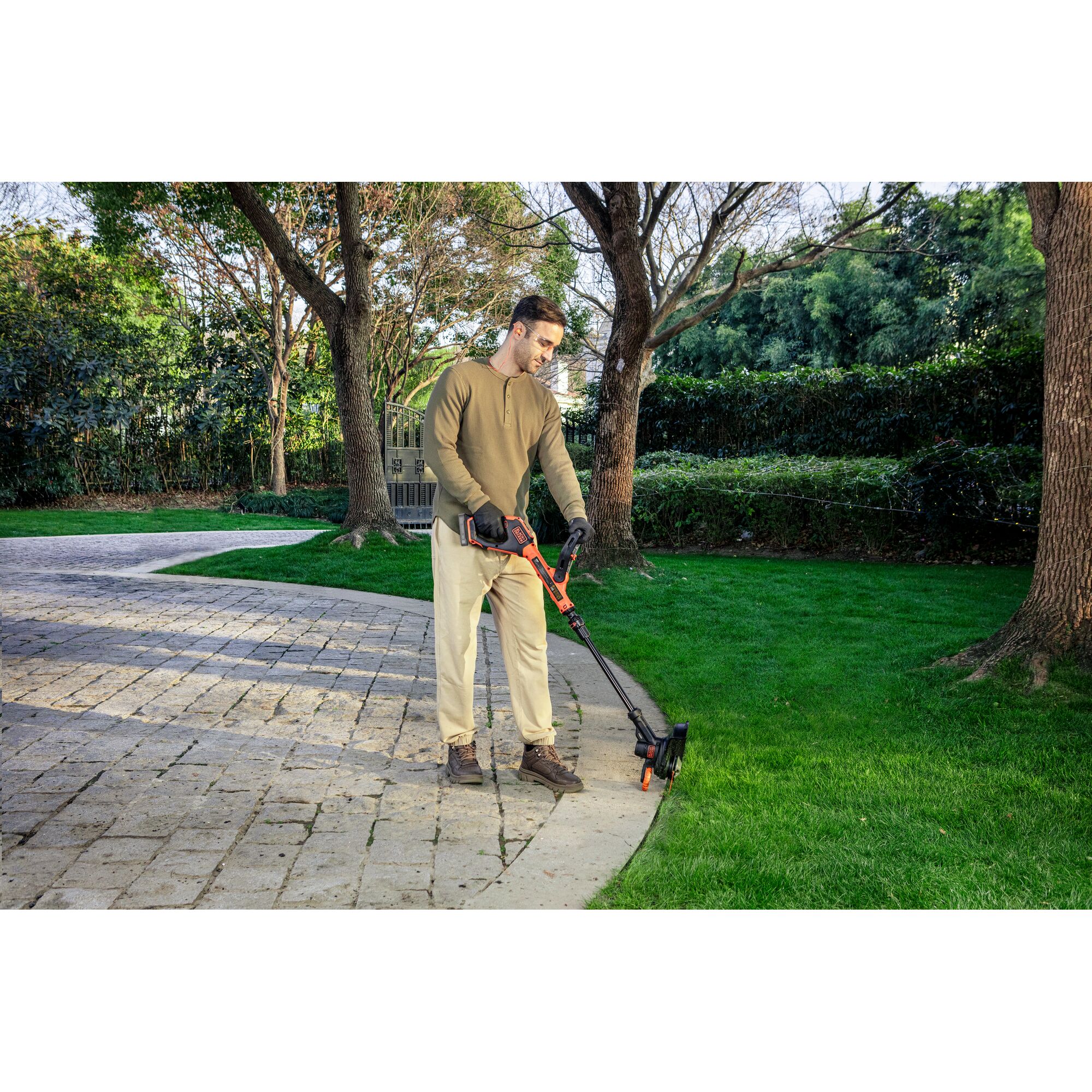 BCSTR918D1-QW - Cortabordes 18V POWERCONNECT™ con cuchilla de resina 25cm (con batería 2Ah y cargador)