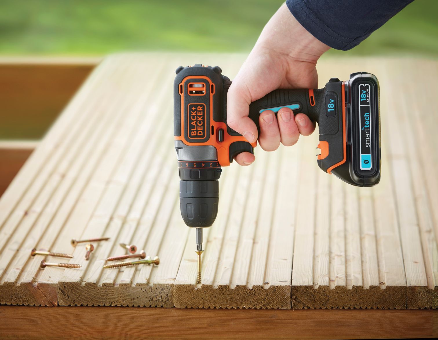 BDCDC18KST-QW - Taladro atornillador 18V 1.5Ah con batería Smart Tech,  cargador 400mA y maletín