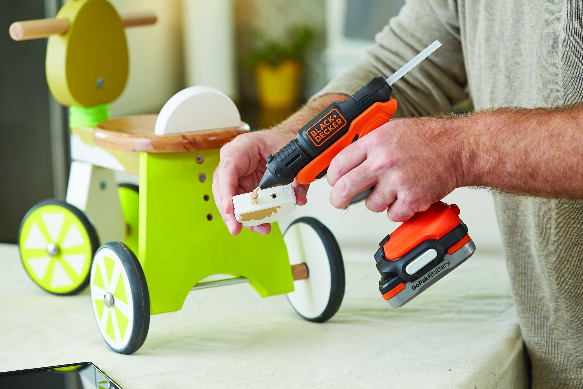 BDCGG12N-XJ - Pistola de Cola TermofuSible 12V SIN batería/cargador