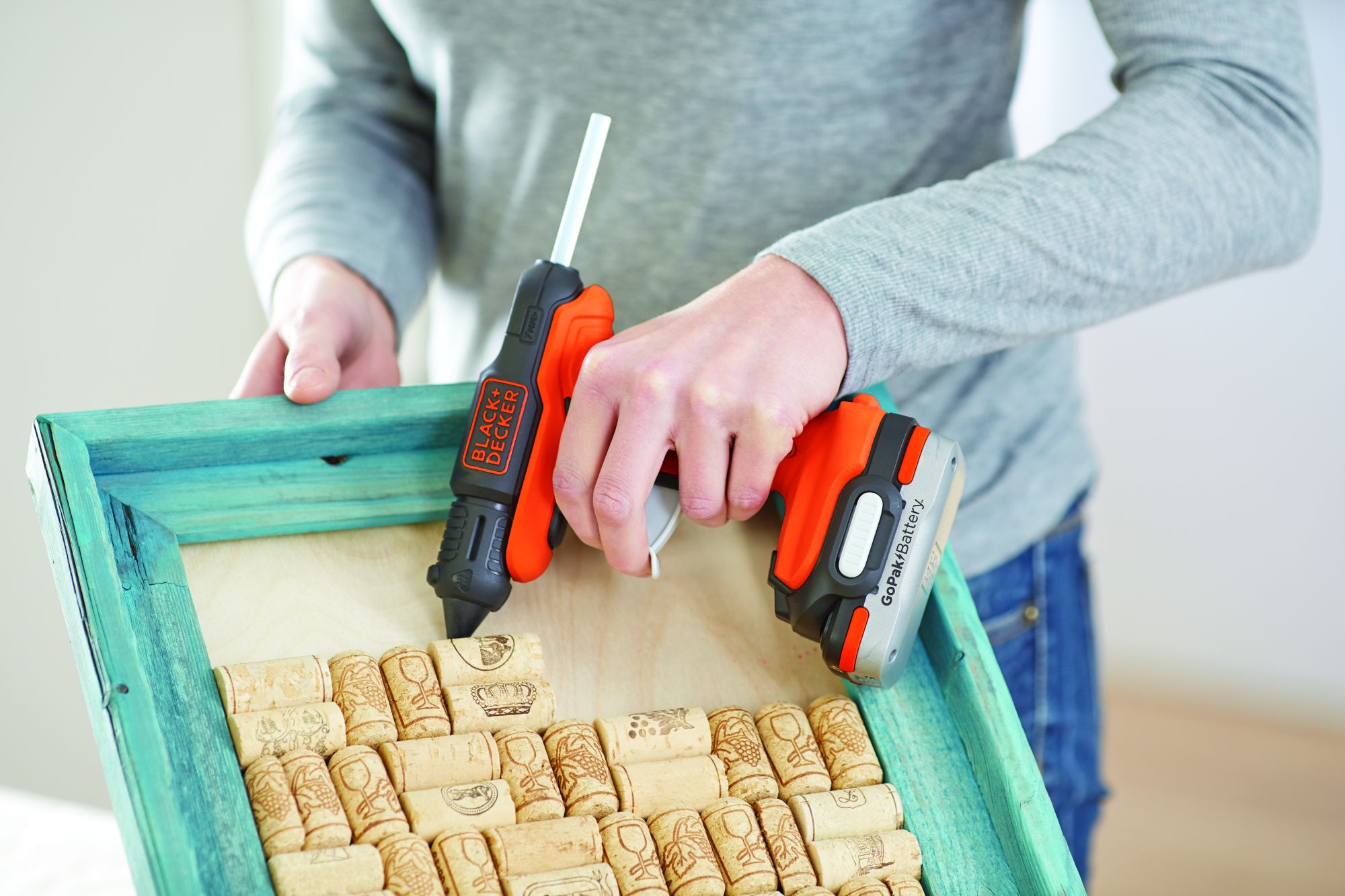 BDCGG12N-XJ - Pistola de Cola TermofuSible 12V SIN batería/cargador