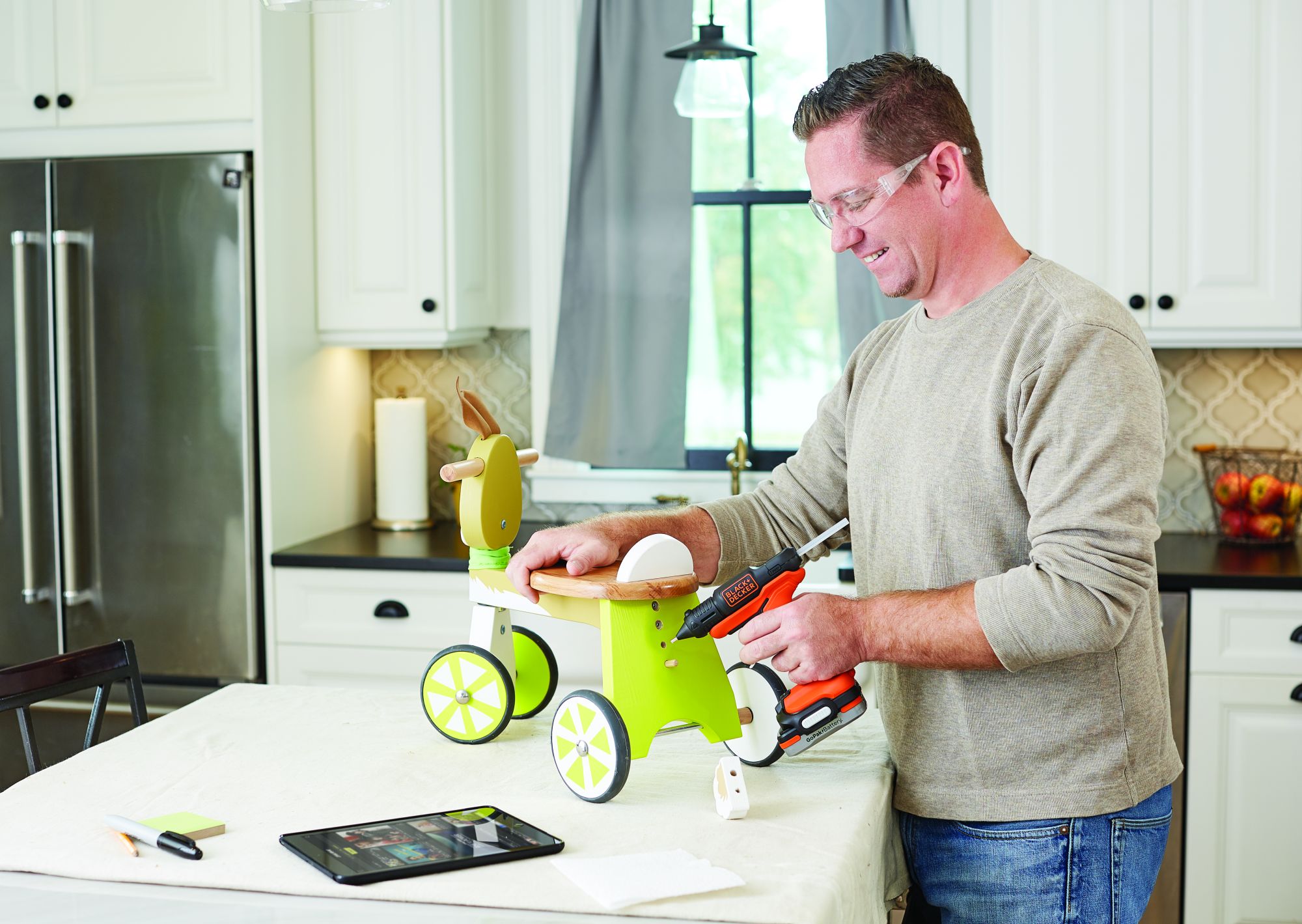 BDCGG12N-XJ - Pistola de Cola TermofuSible 12V SIN batería/cargador