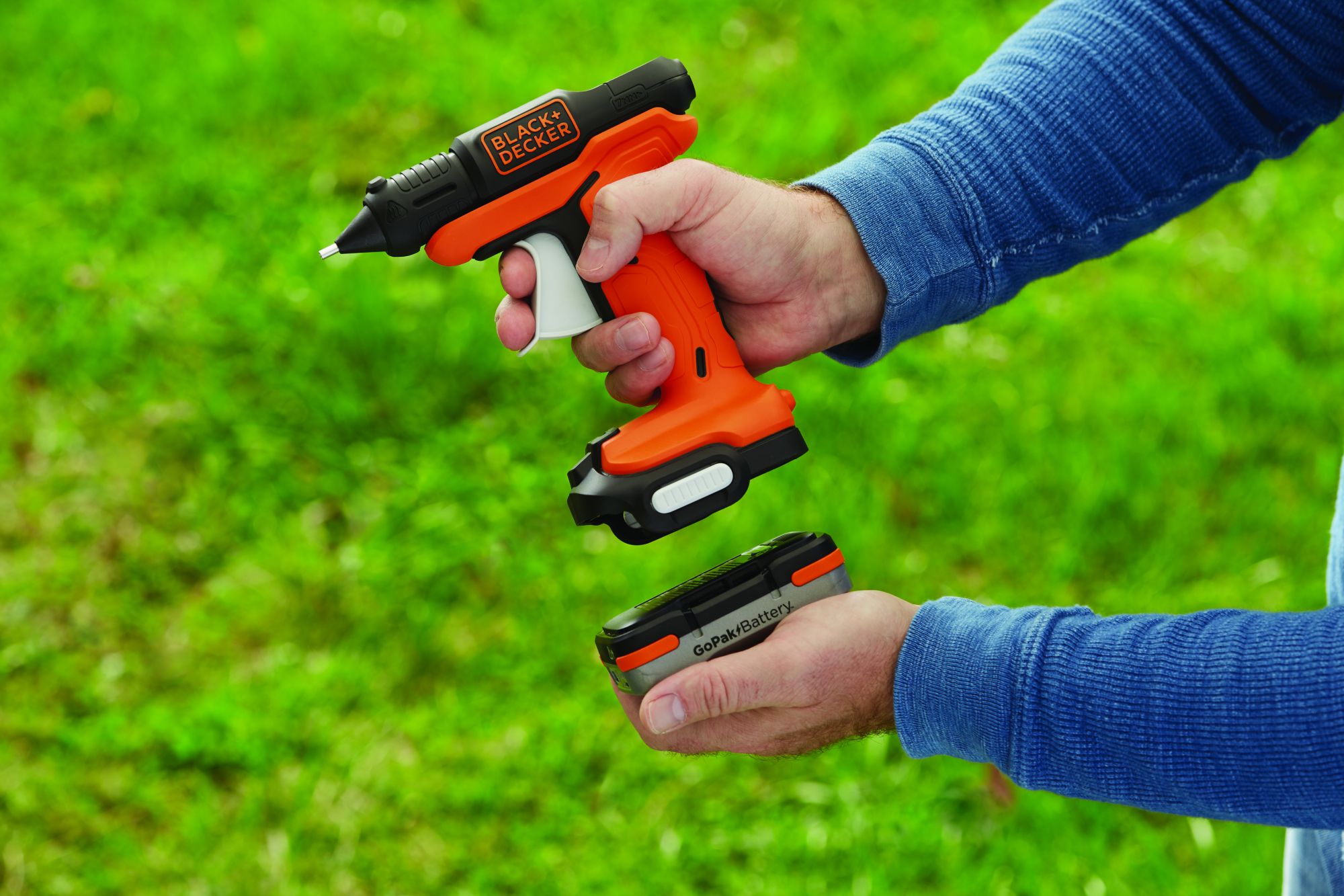 BDCGG12N-XJ - Pistola de Cola TermofuSible 12V SIN batería/cargador