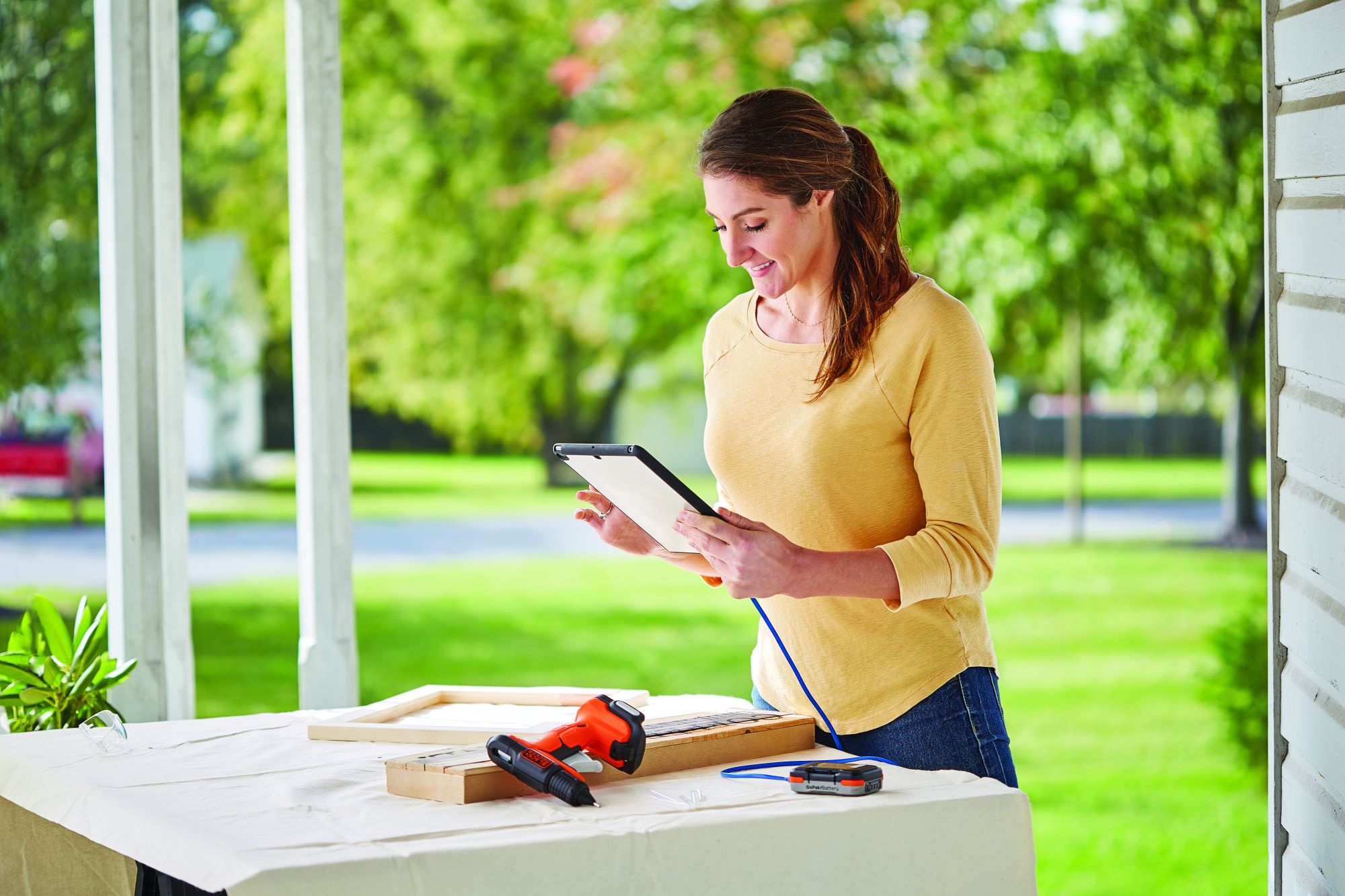 BDCGG12N-XJ - Pistola de Cola TermofuSible 12V SIN batería/cargador