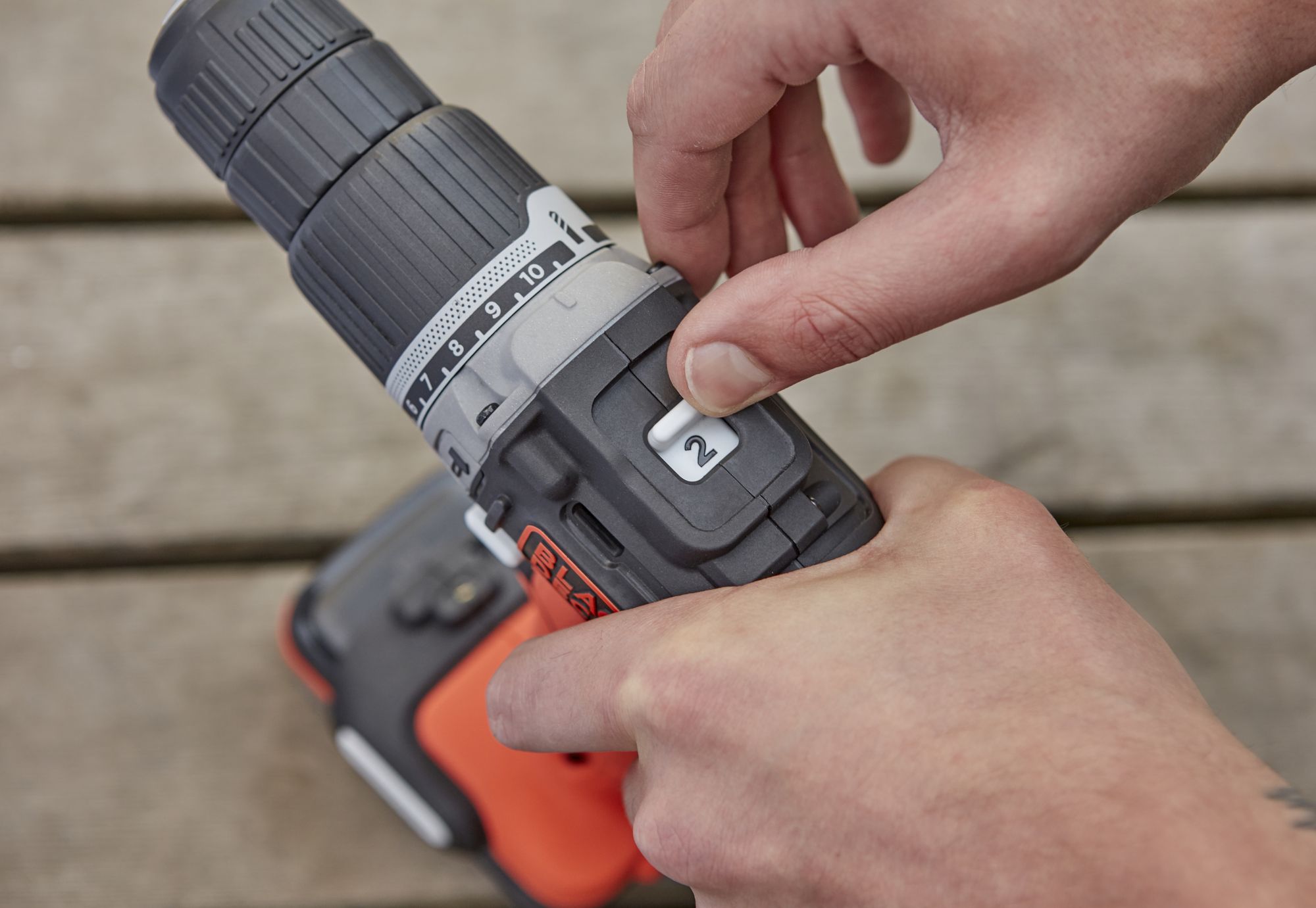 BDCHD12S1A-QW KIT Taladro Percutor 12V con batería 12V USB, 80 Accesorios y Cargador USB