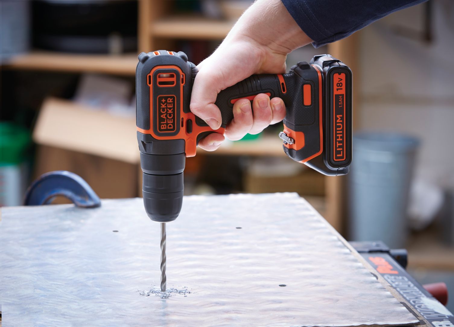 BDCHD18KB-QW - Taladro percutor 18V + cargador 400mA + 2 baterías + Maletín