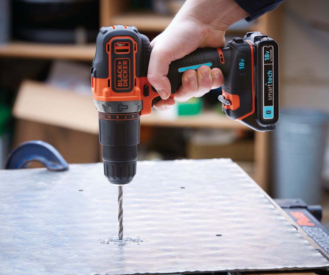 BDCHD18KST-QW - Taladro Percutor 18V 1.5Ah con batería Smart Tech,  cargador 400mA y maletín