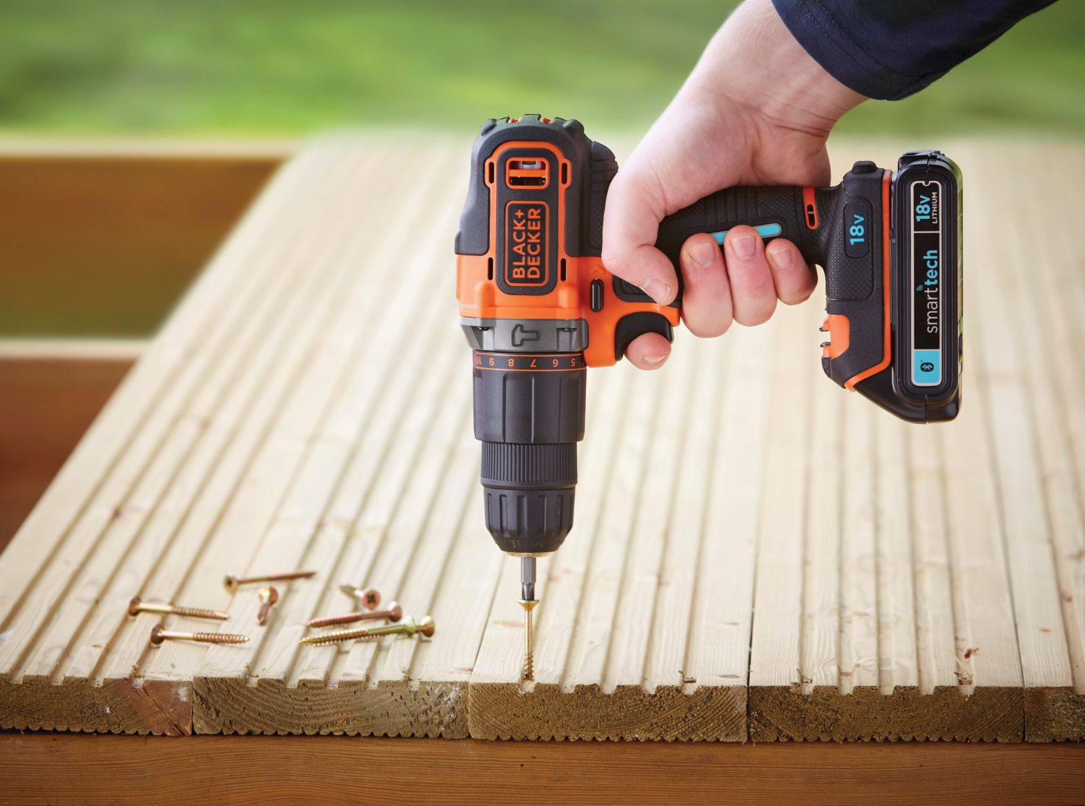 BDCHD18KST-QW - Taladro Percutor 18V 1.5Ah con batería Smart Tech,  cargador 400mA y maletín