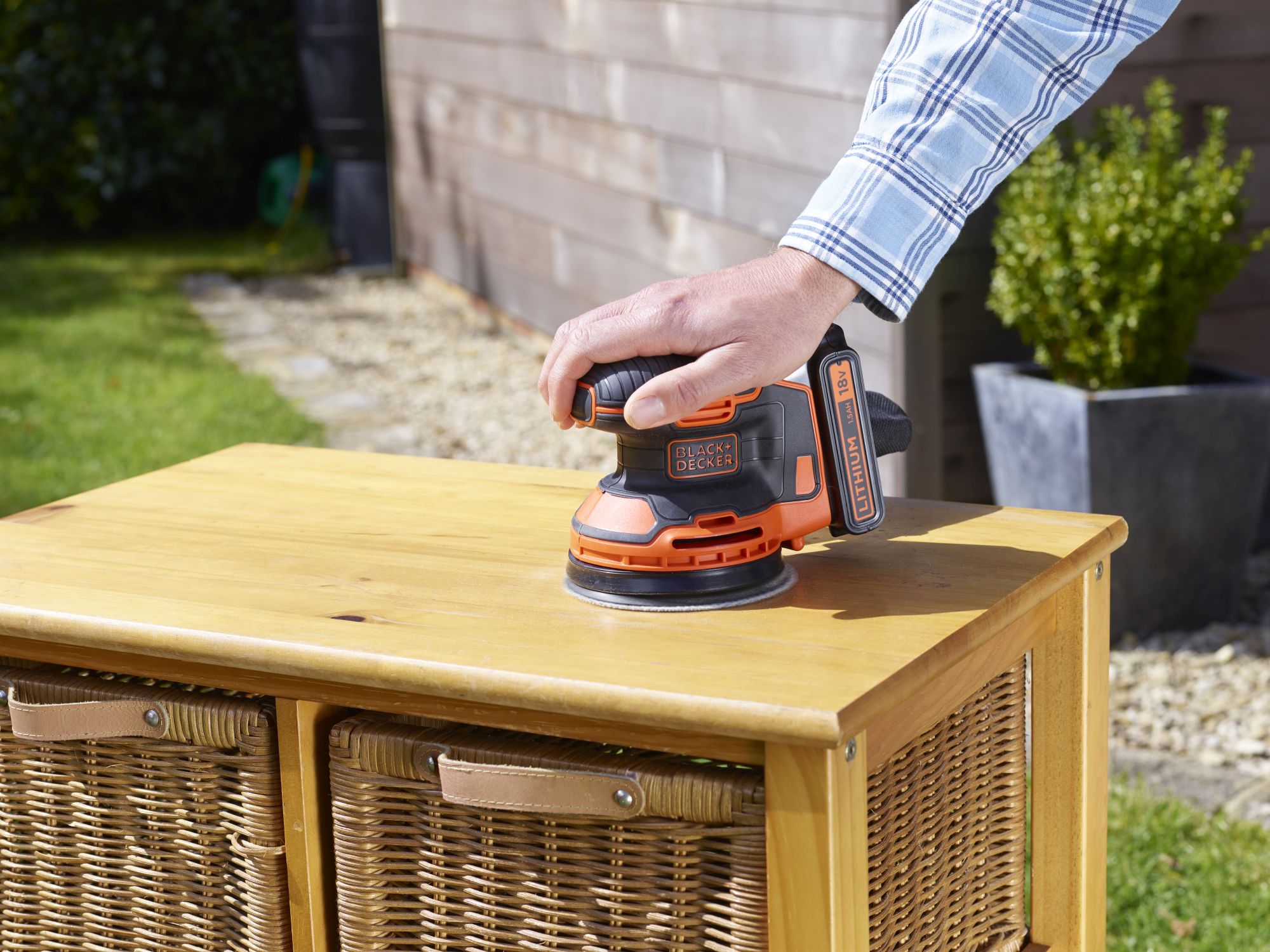 BDCROS18-QW - Lijadora Rotorbital 18V 1.5Ah Litio