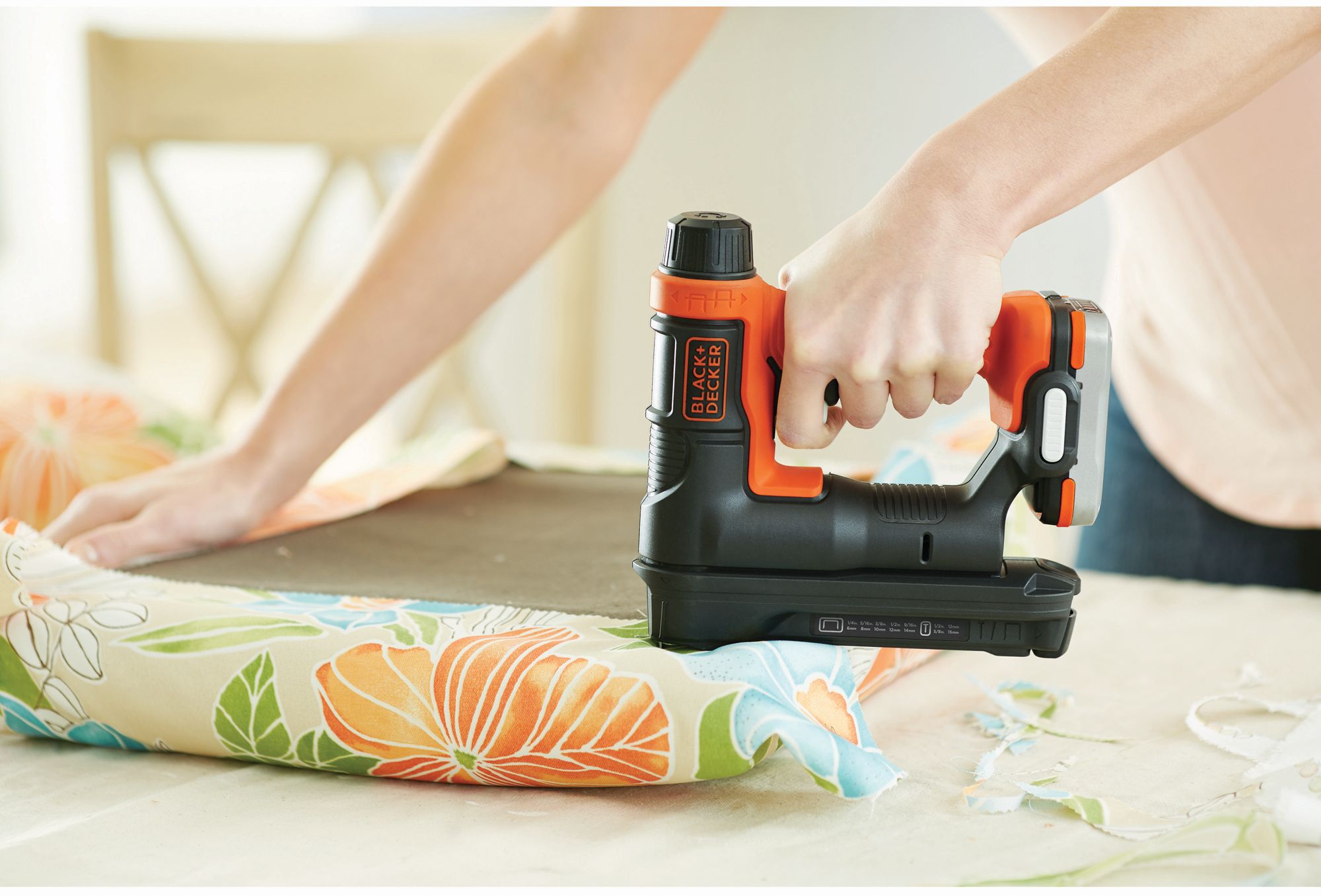 BDCT12N-XJ - Grapadora/Clavadora 12V SIN batería/cargador