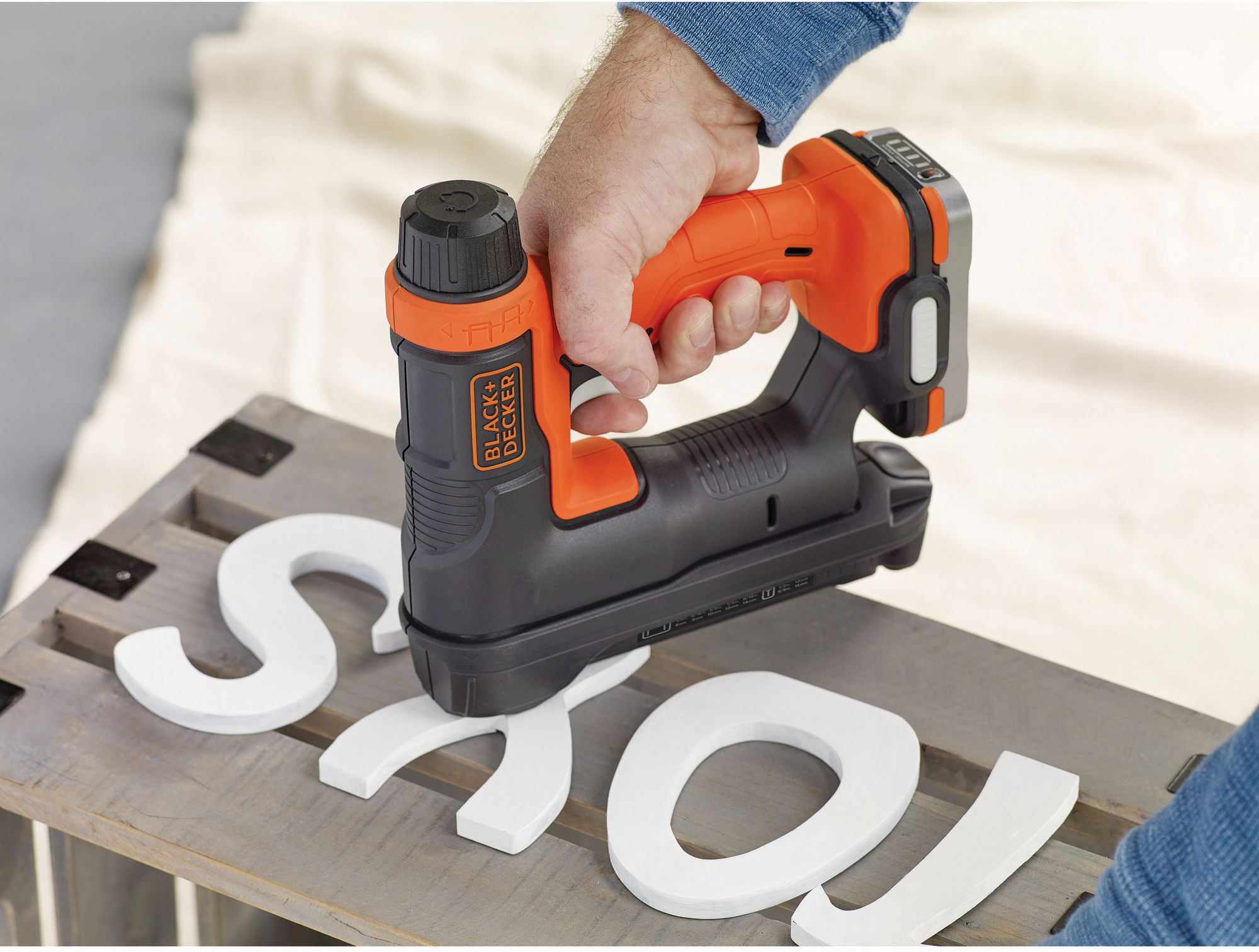 BDCT12N-XJ - Grapadora/Clavadora 12V SIN batería/cargador