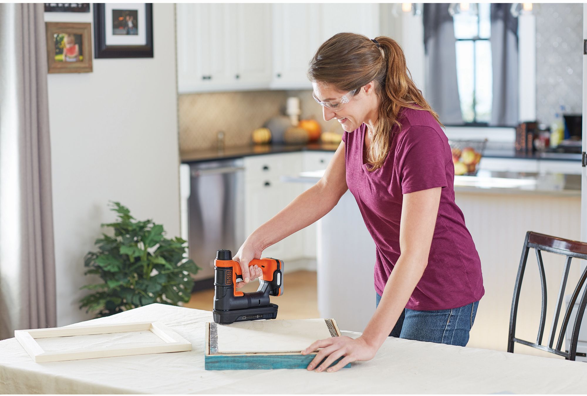 BDCT12N-XJ - Grapadora/Clavadora 12V SIN batería/cargador