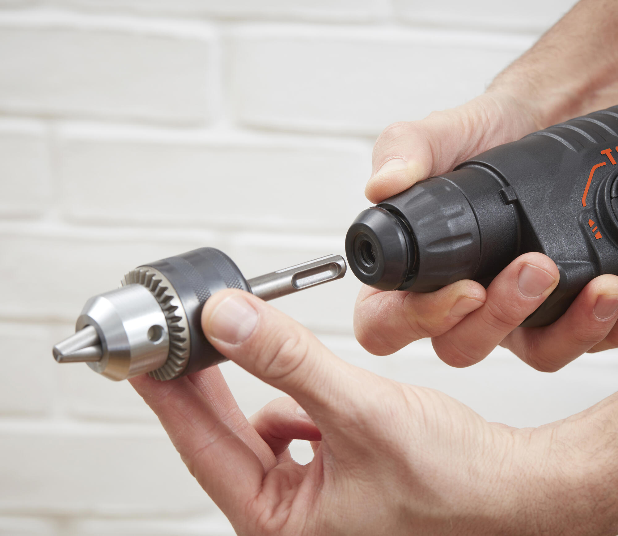 BEHS01K-QS - Martillo SDS-Plus 650W con maletín