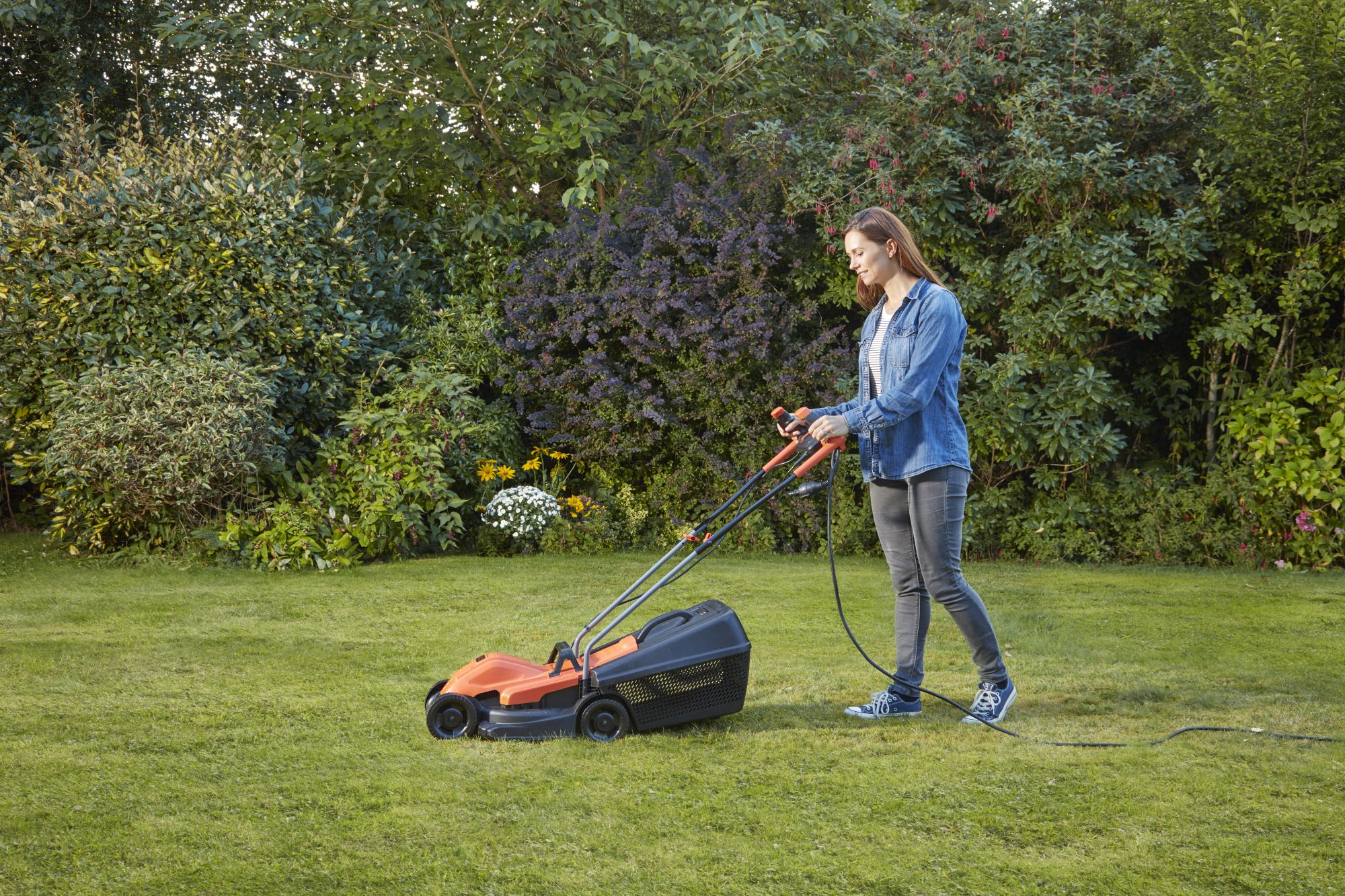 BEMW451BH-QS - Cortacésped 1200W 32cm con empuñadura engomada