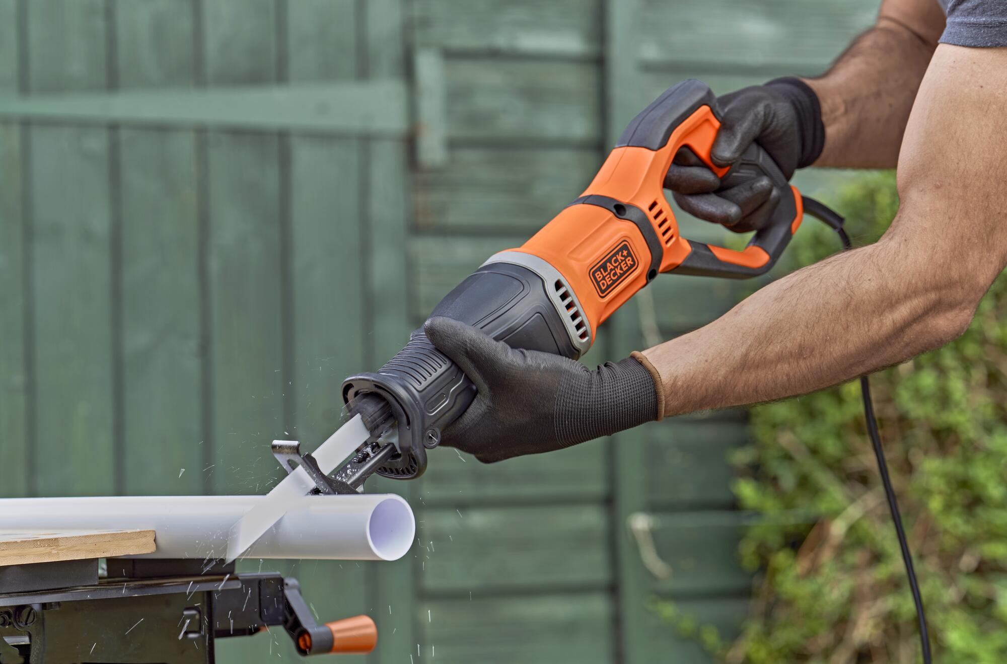 BES301-QS - Sierra Sable 750W con accesorio para podar y 2 hojas