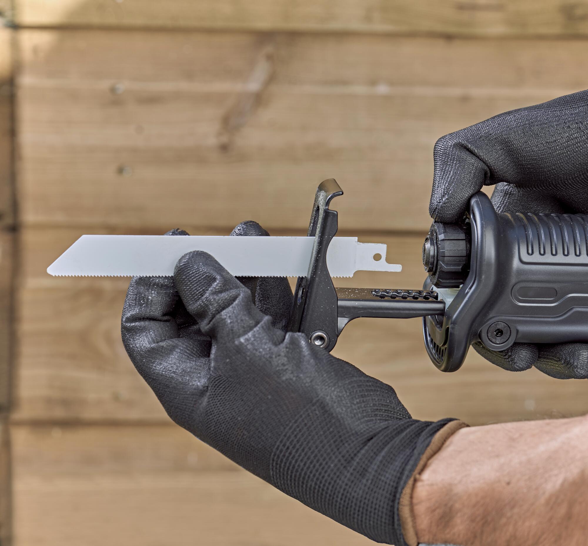 BES301-QS - Sierra Sable 750W con accesorio para podar y 2 hojas