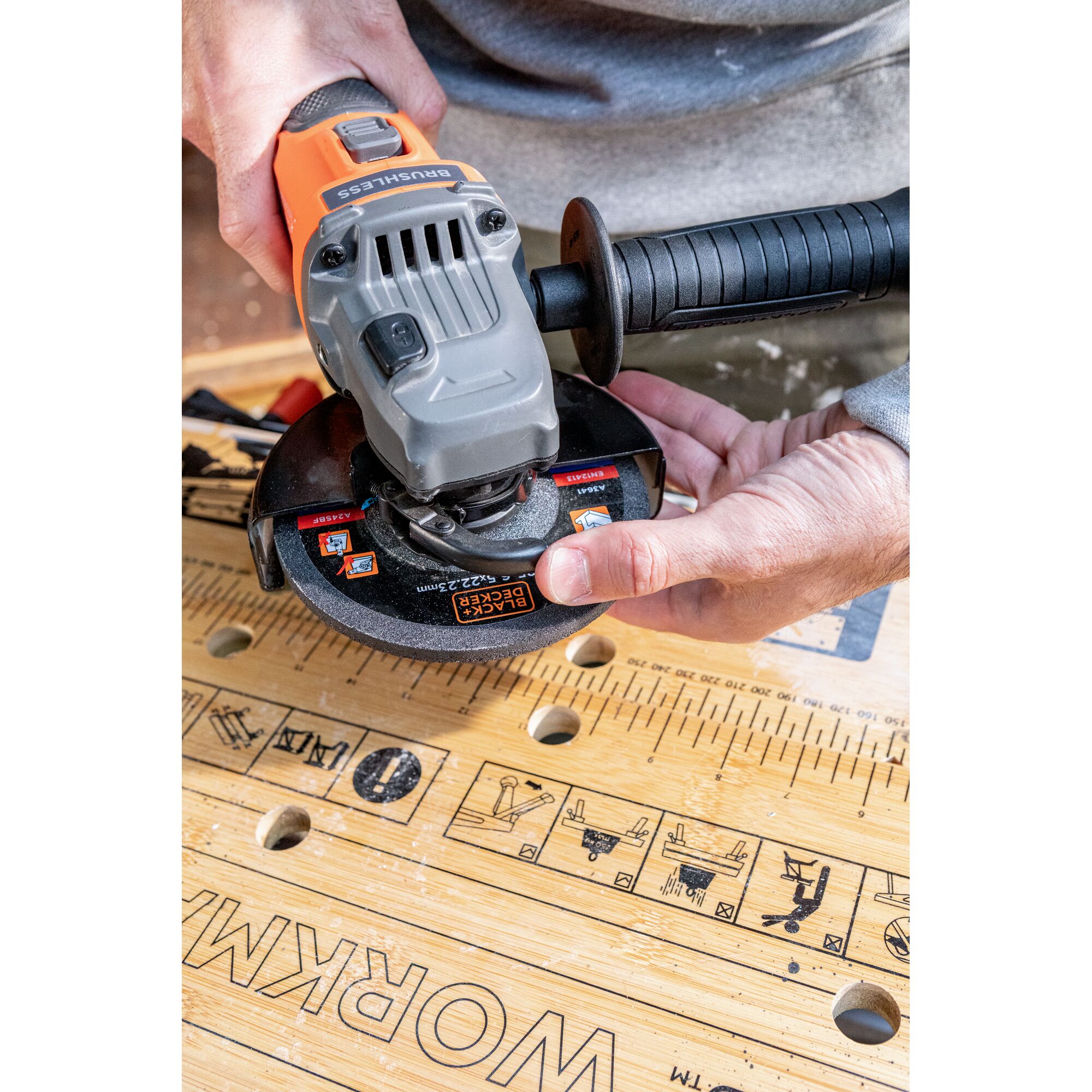 BLCG78M1-QW - Mini-Amoladora BRUSHLESS 18V 125mm con 1 batería 4Ah, 3 discos y bolsa de transporte