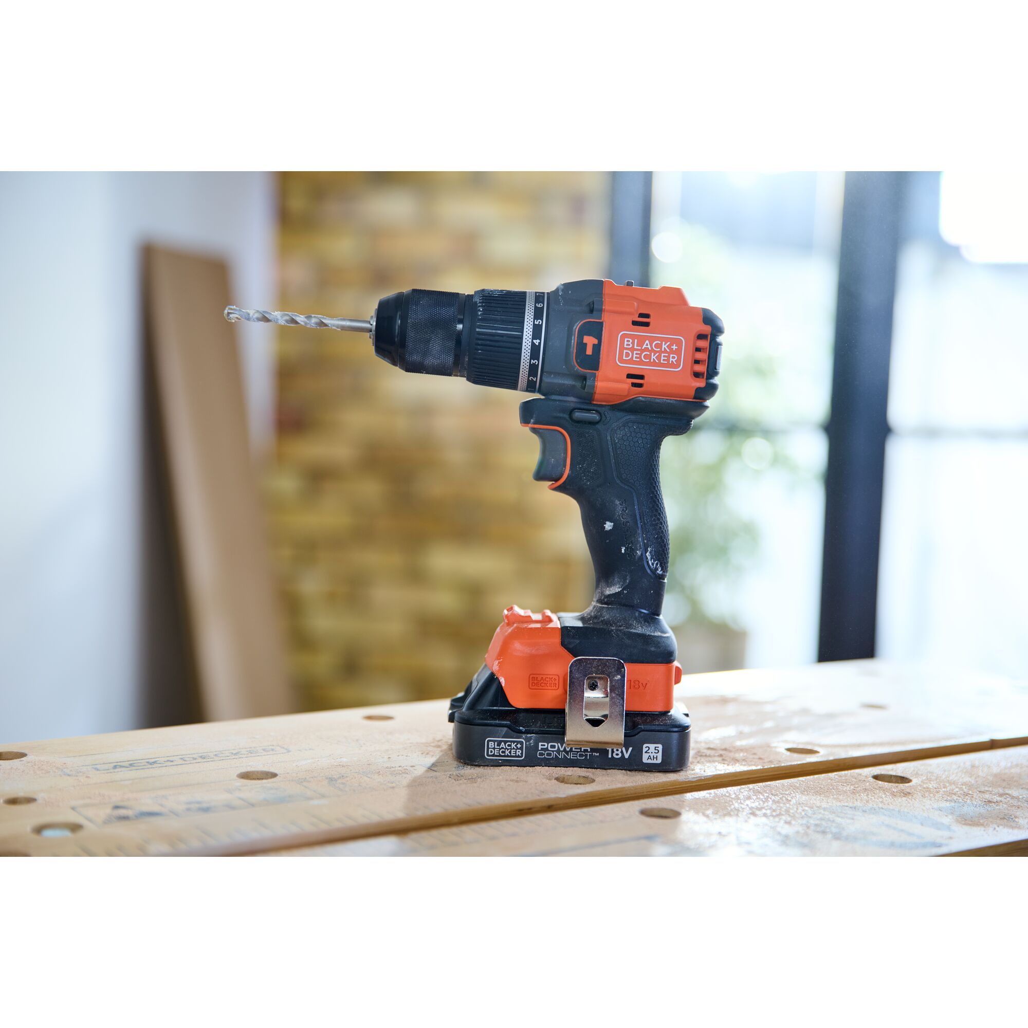 BLD783E2K-QW - Taladro percutor BRUSHLESS 18V con 2 baterías de 2,5Ah con indidcador de carga, cargador rápido de 1A y maletín