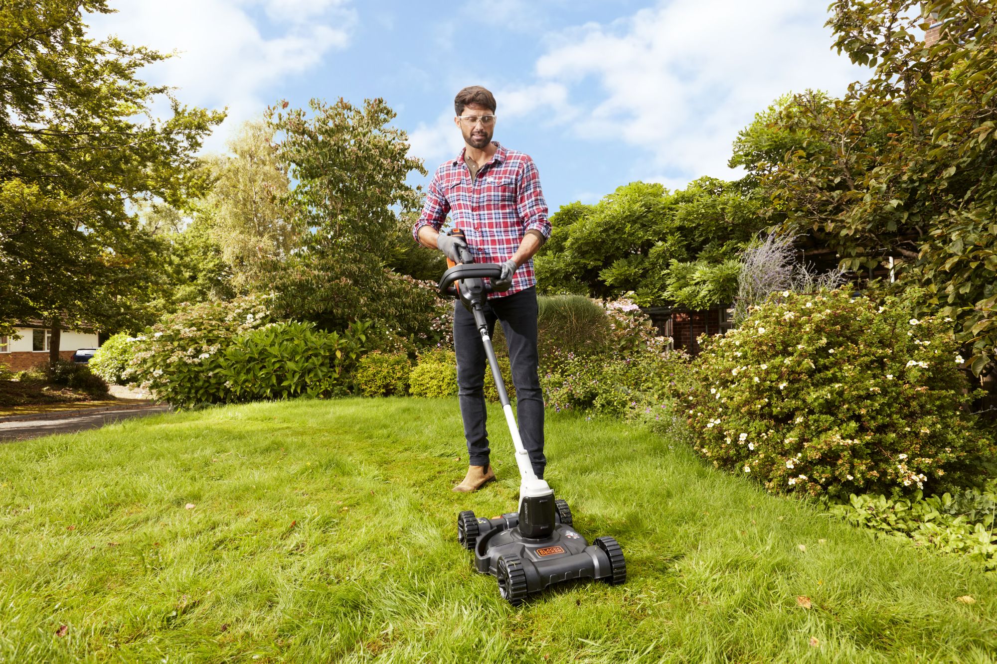 CM100-XJ - 3-IN-1 Base con ruedas para cortabordes