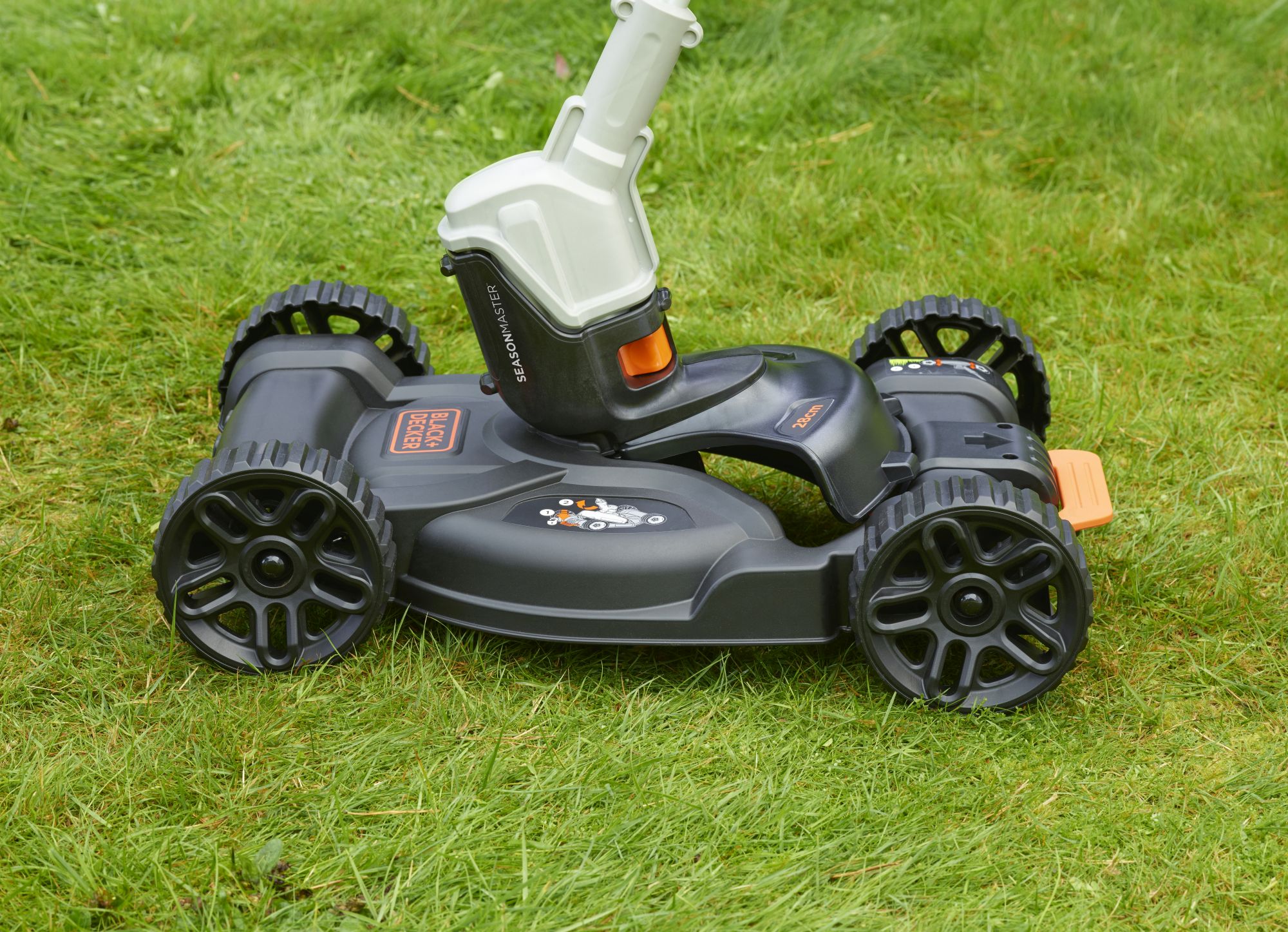 CM100-XJ - 3-IN-1 Base con ruedas para cortabordes