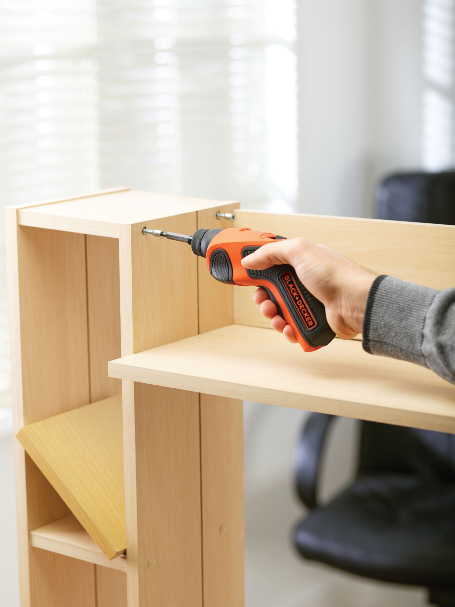 CS3651LC-QW - Atornillador 3,6V 5Nm, velocidad 0 - 180 rpm, batería integrada de 1,5Ah. Incluye 2 puntas para atornillar y cargador