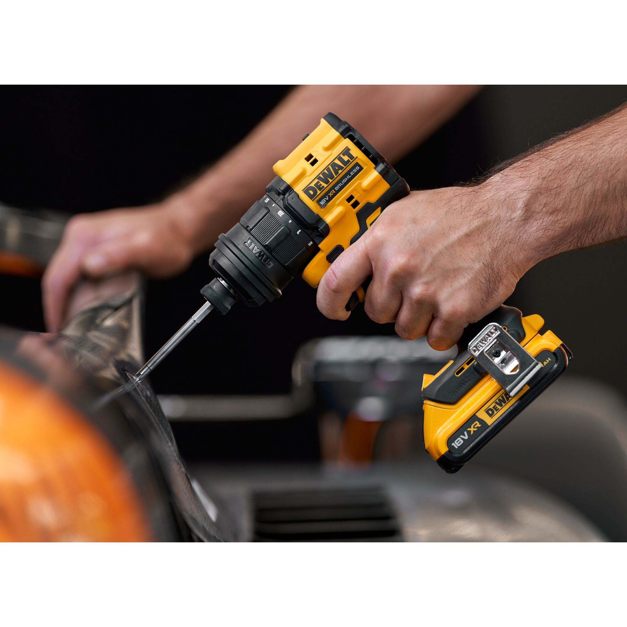 DCD803D2T-QW - Taladro Atornillador Multi-cabezal sin escobillas XR 18V 70Nm con 2 baterías Li-Ion 2Ah y Maletín TSTAK