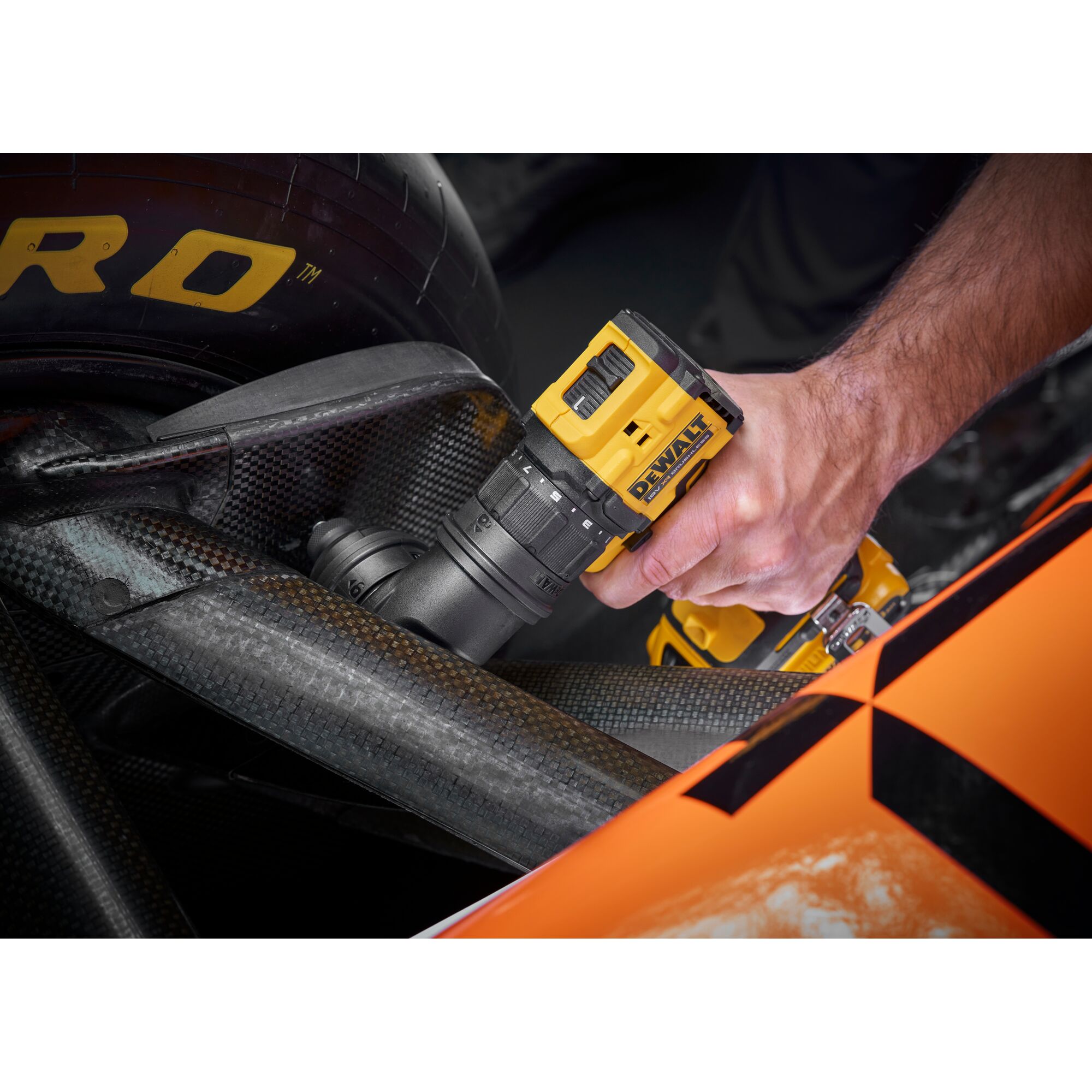 DCD803D2T-QW - Taladro Atornillador Multi-cabezal sin escobillas XR 18V 70Nm con 2 baterías Li-Ion 2Ah y Maletín TSTAK