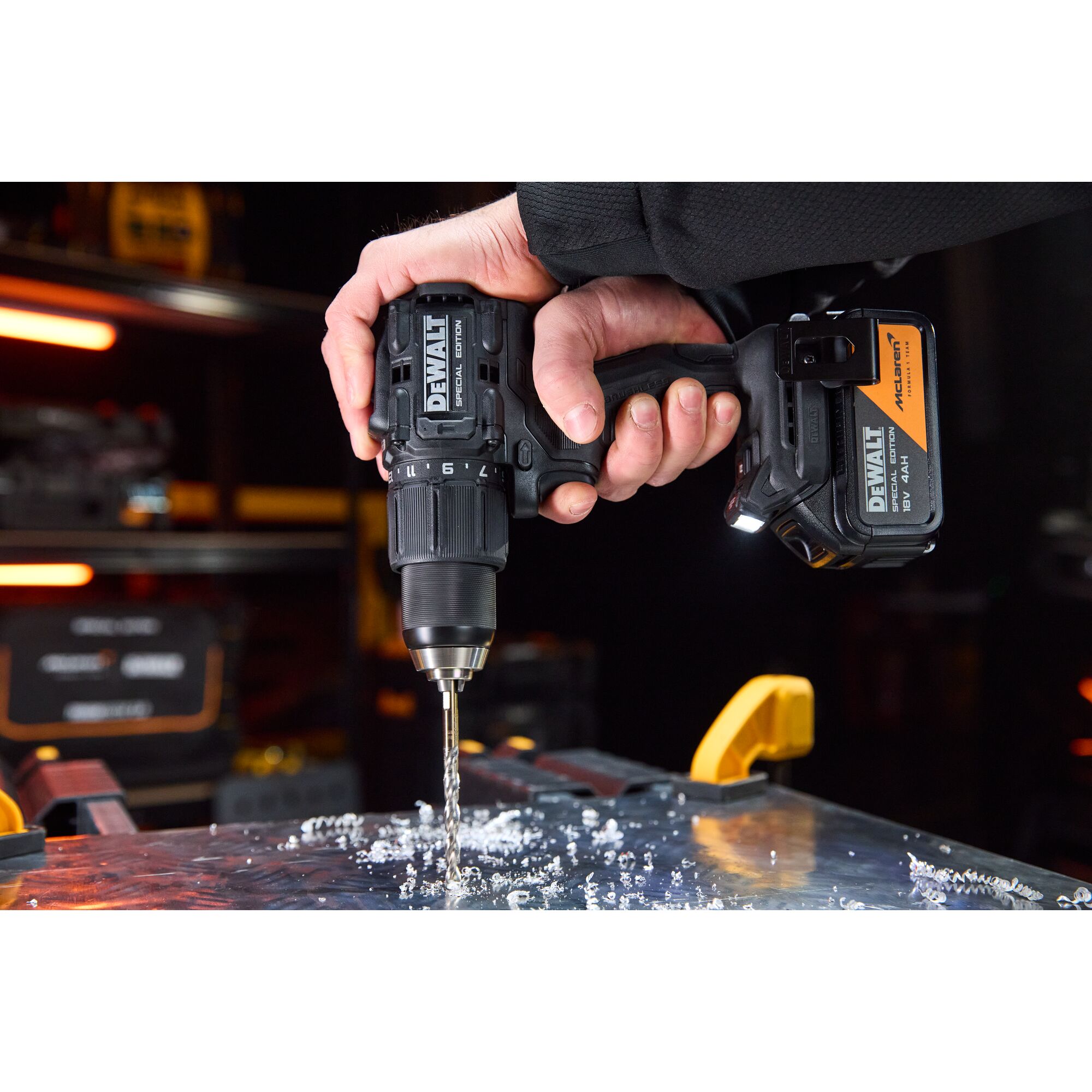 DCD86MM2T-QW - Taladro Percutor McLaren sin escobillas XR 18V 13mm 90Nm con 2 baterías Li-Ion 4Ah y maletín TSTAK