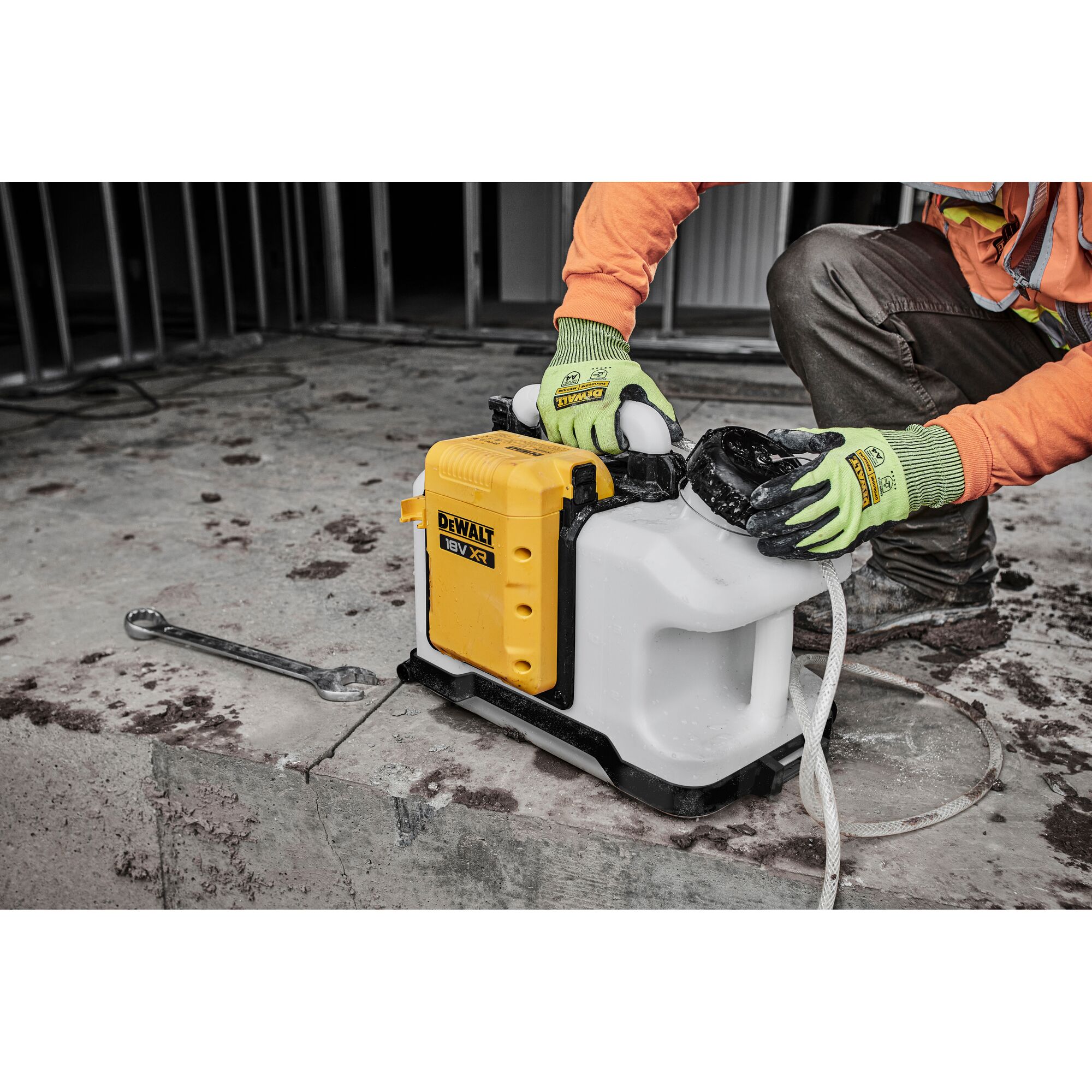 DCE6820N-XJ - Bomba de agua XR 18V sin batería/cargador