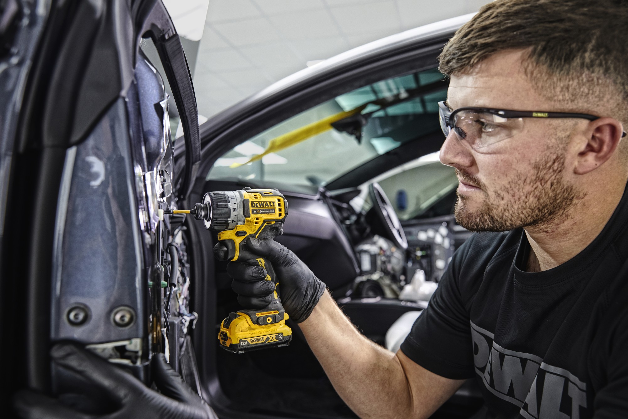 DCF601D2-QW Atornillador sin escobillas XR 12V Li-Ion 2Ah