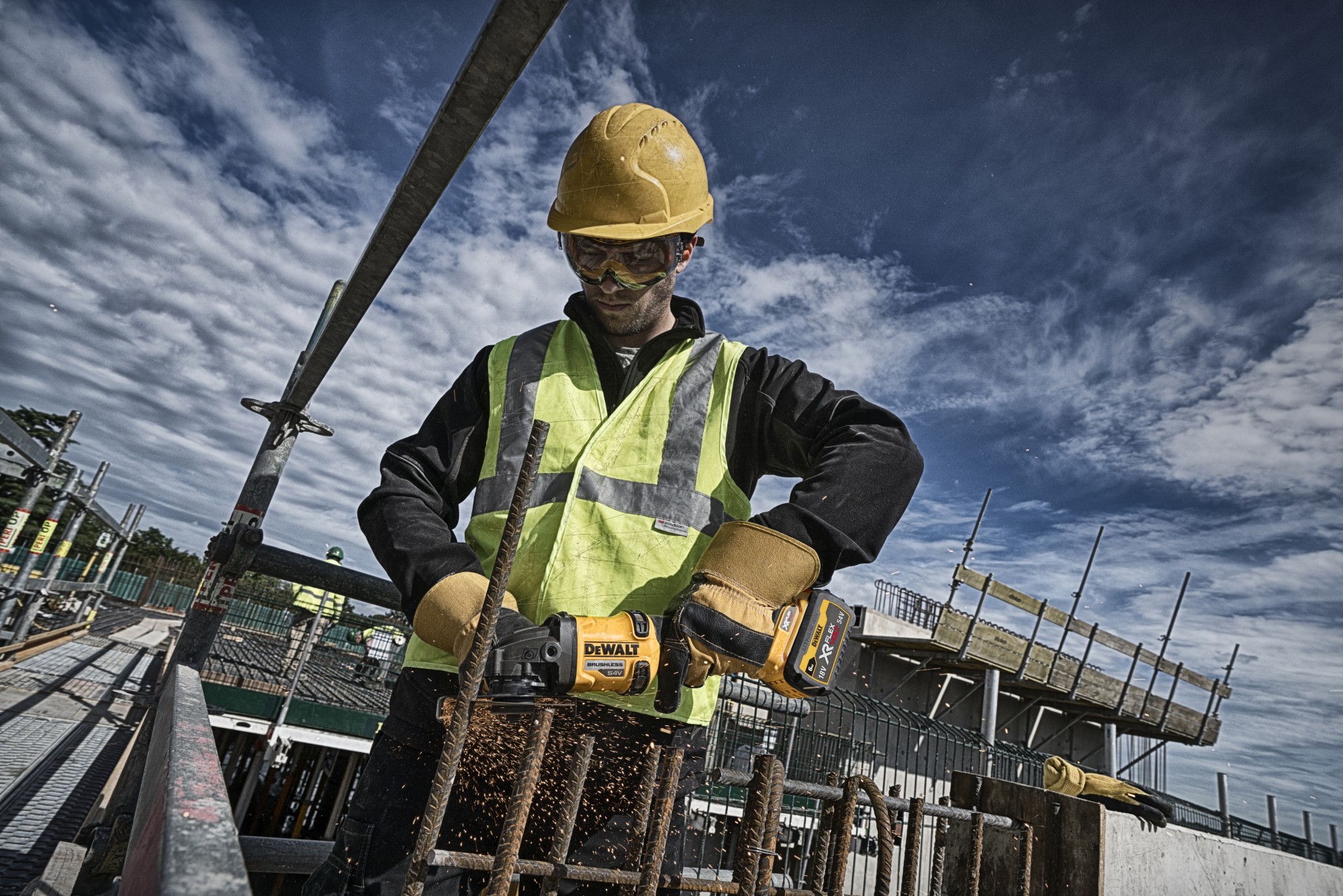 DCG418T2-QW - Mini-Amoladora sin escobillas XR FLEXVOLT 54V/18V