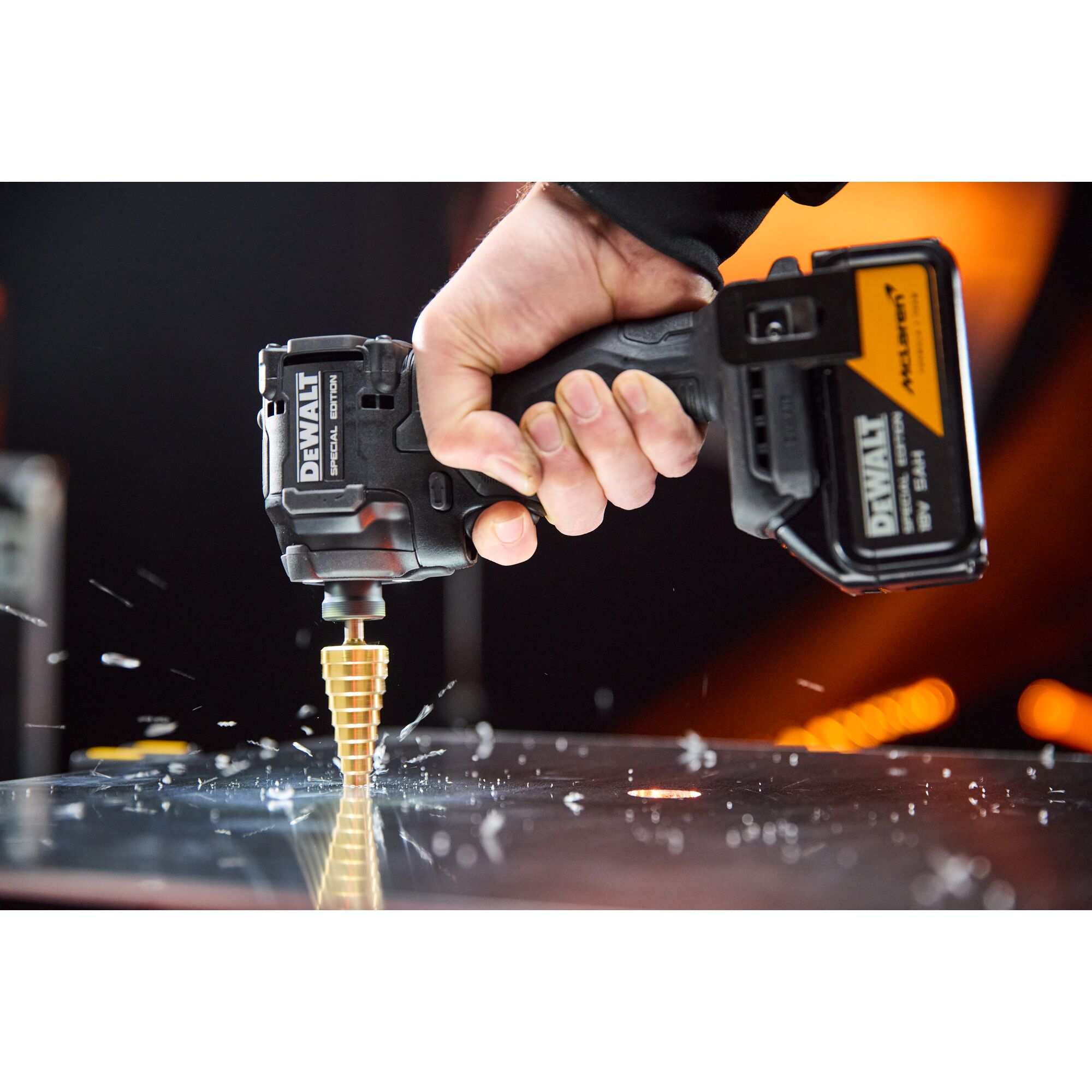 DCK2224MP2T-QW - KIT McLaren XR 18V =  Atornillador Impacto +  Llave de Impacto 1/2'' 406Nm + 2 baterías Li-Ion 5Ah + maletín TSTAK