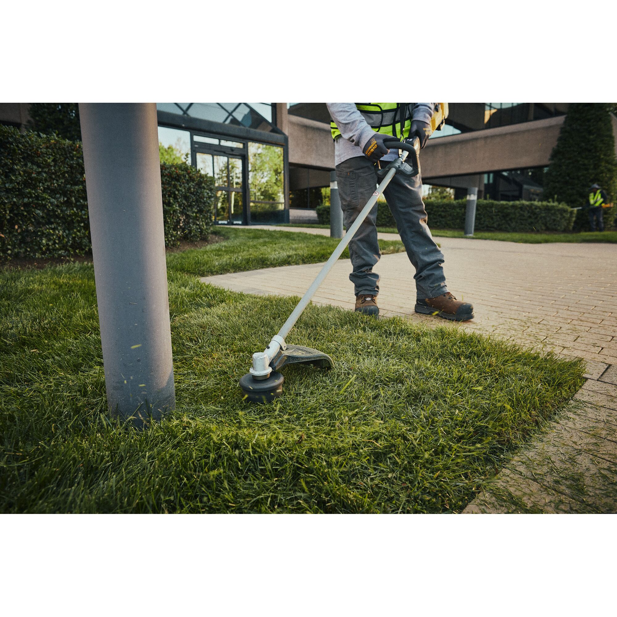 DCMST901N-XJ - Cortabordes sin escobillas XR FLEXVOLT 54V 42cm Manillar D sin cargador/batería