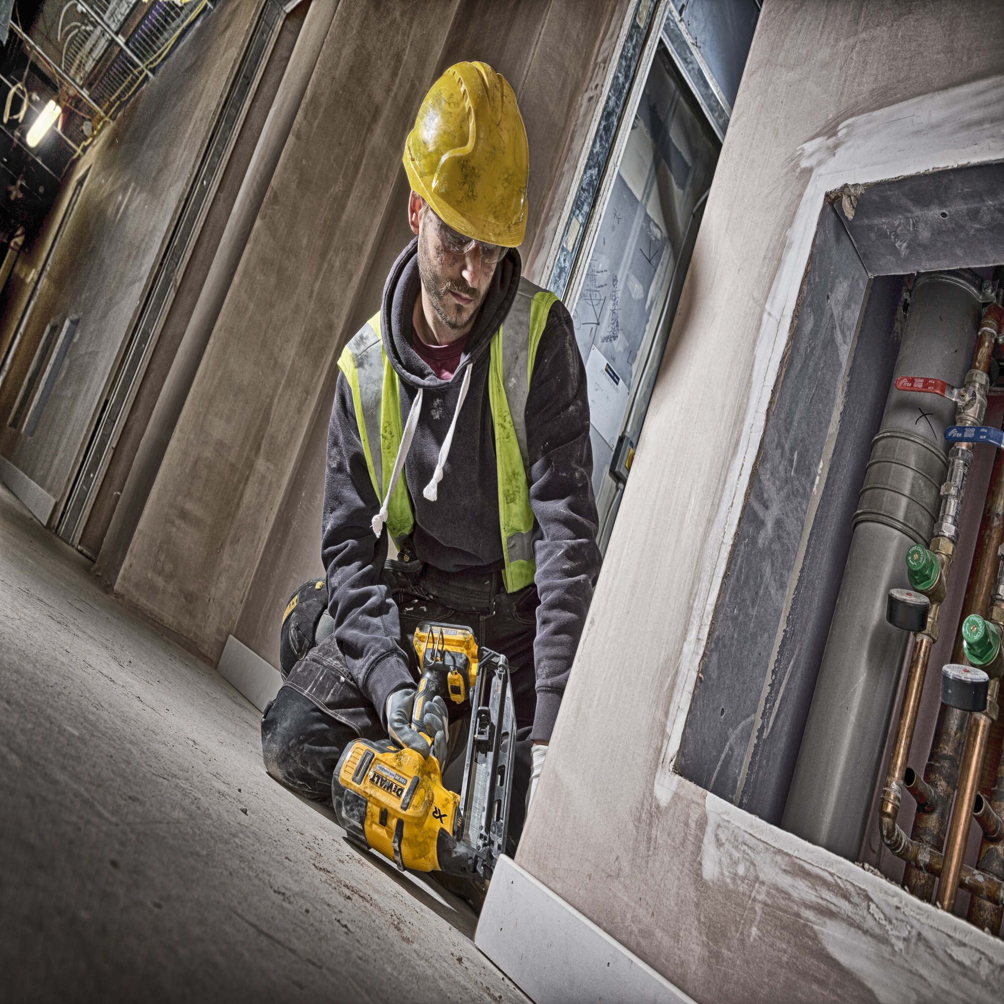 DCN660D2-QW - Clavadora de Acabado sin escobillas XR 18V