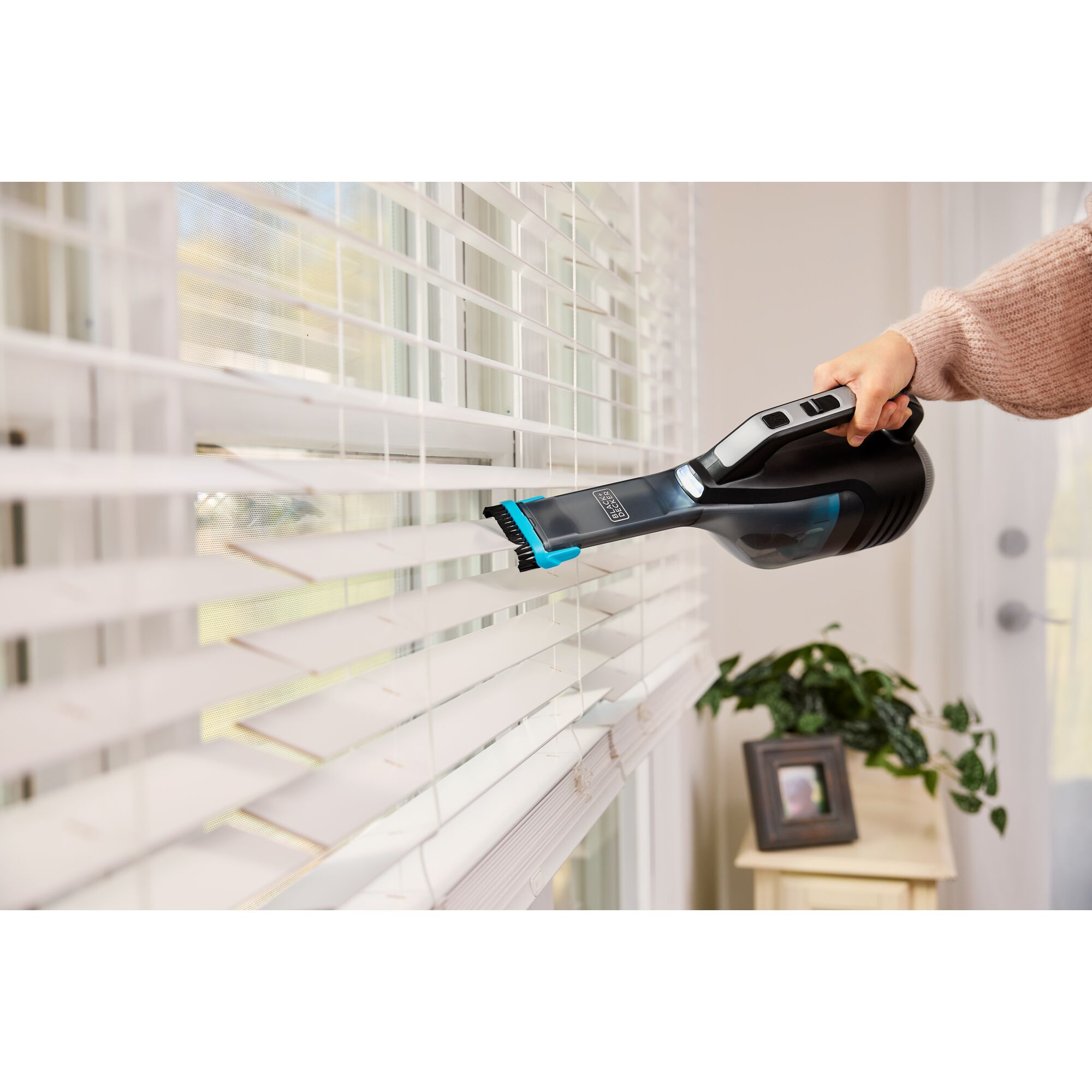 DVD320B-QW - Aspirador de mano sin cable Reveal™ dustbuster® de 12V 2Ah con luces led y base de carga