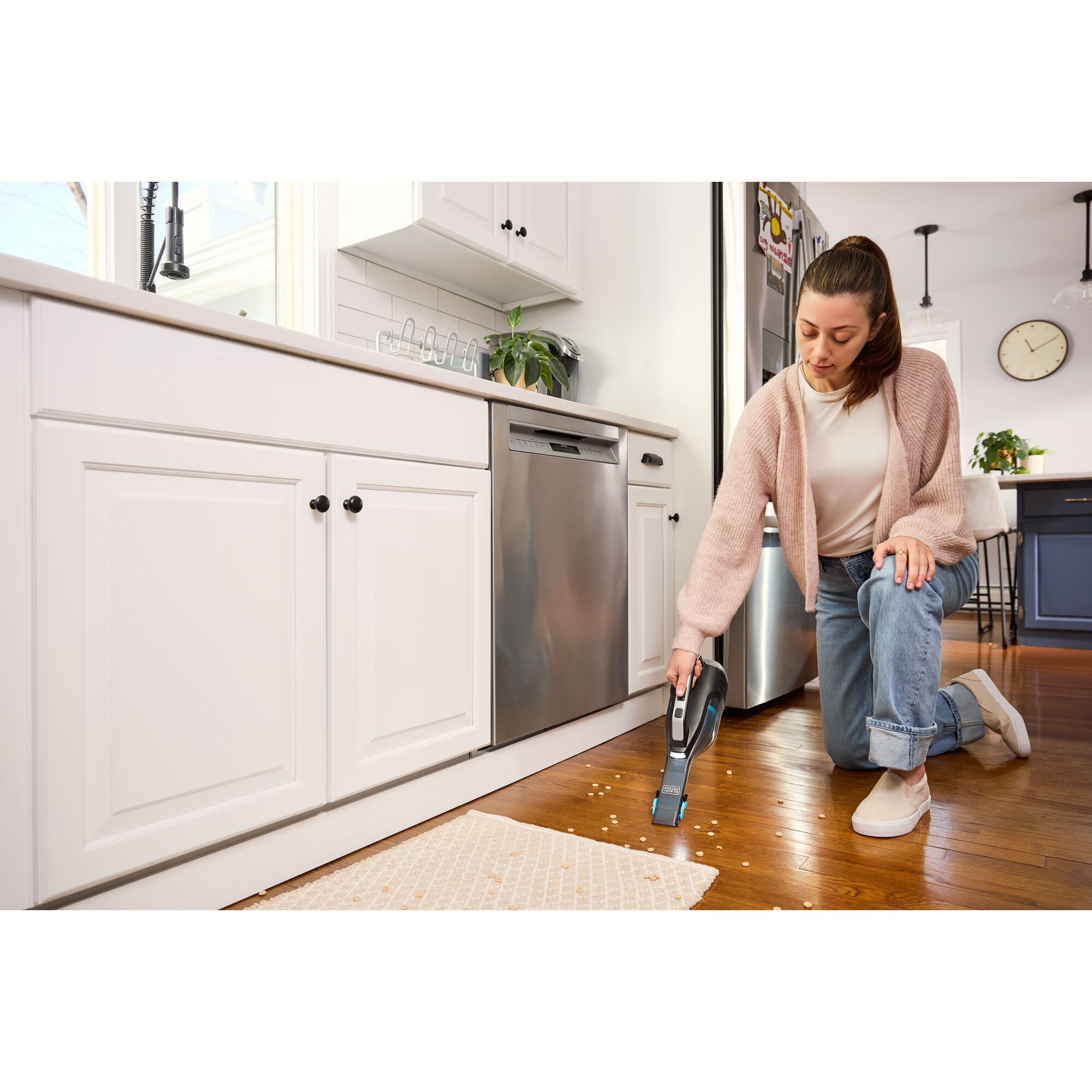 DVD320B-QW - Aspirador de mano sin cable Reveal™ dustbuster® de 12V 2Ah con luces led y base de carga