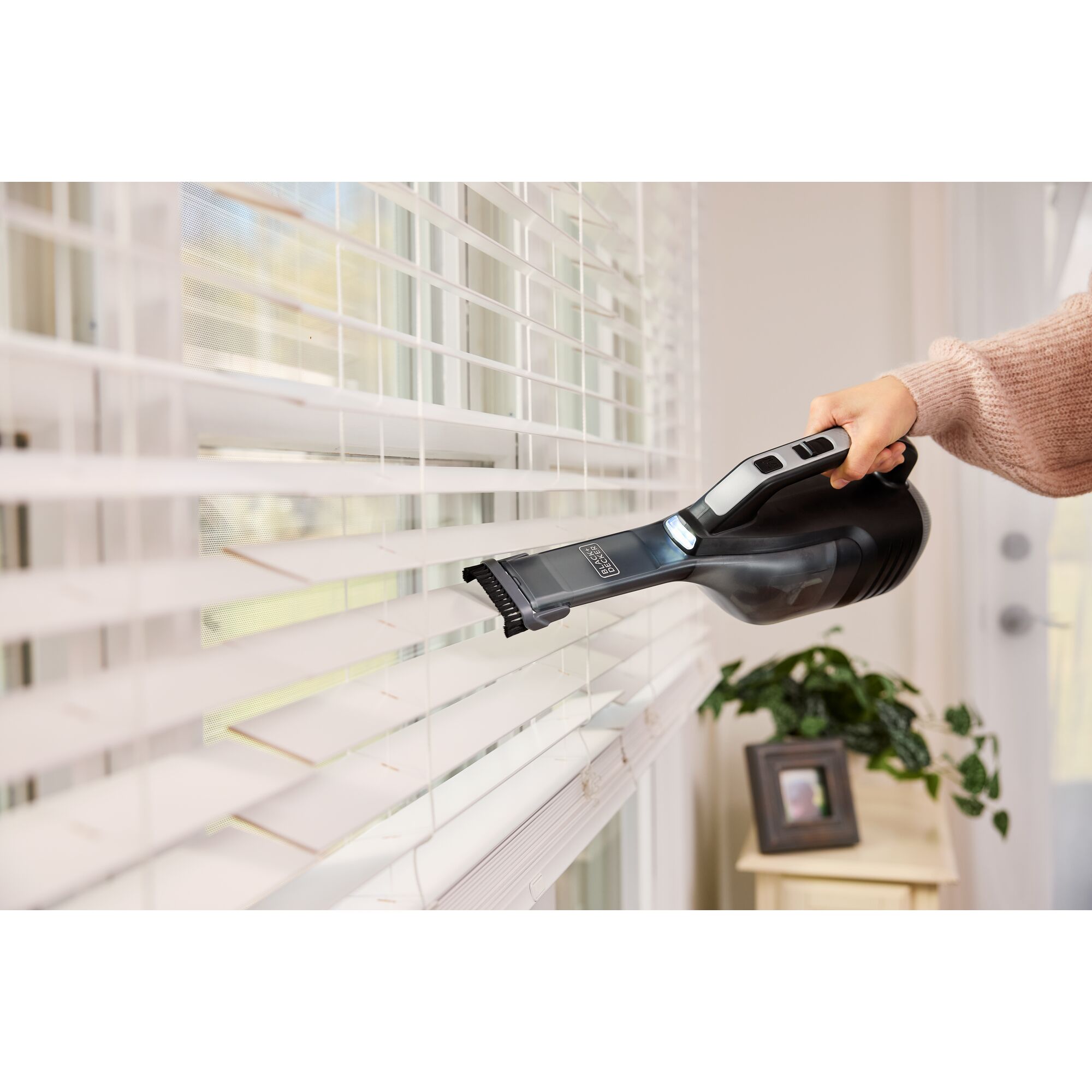 DVD320J-QW - Aspirador de mano sin cable Reveal™ dustbuster® de 12V 2Ah con luces led y cargador tipo Jack