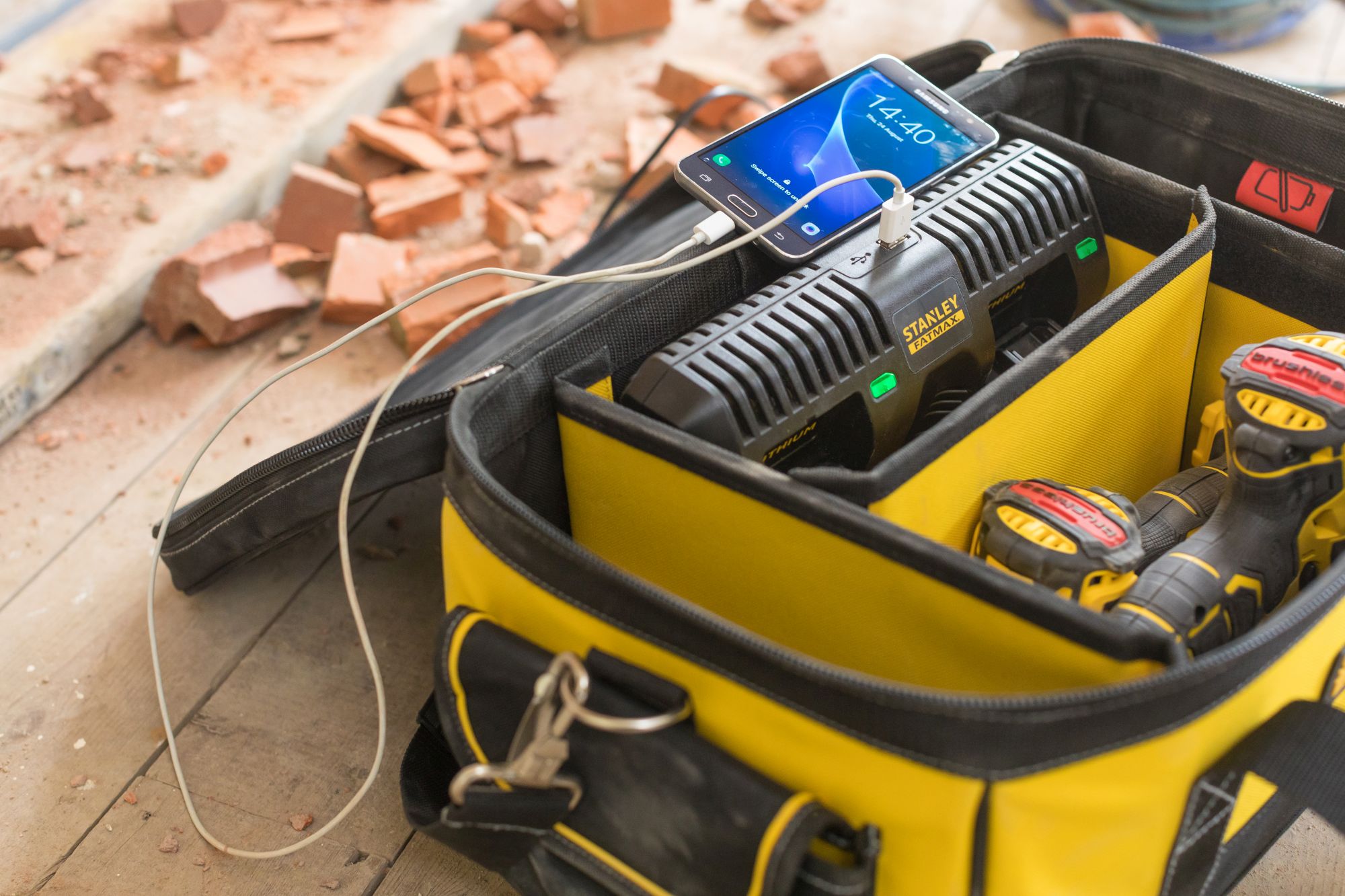 Bolsa con cargador doble 18V