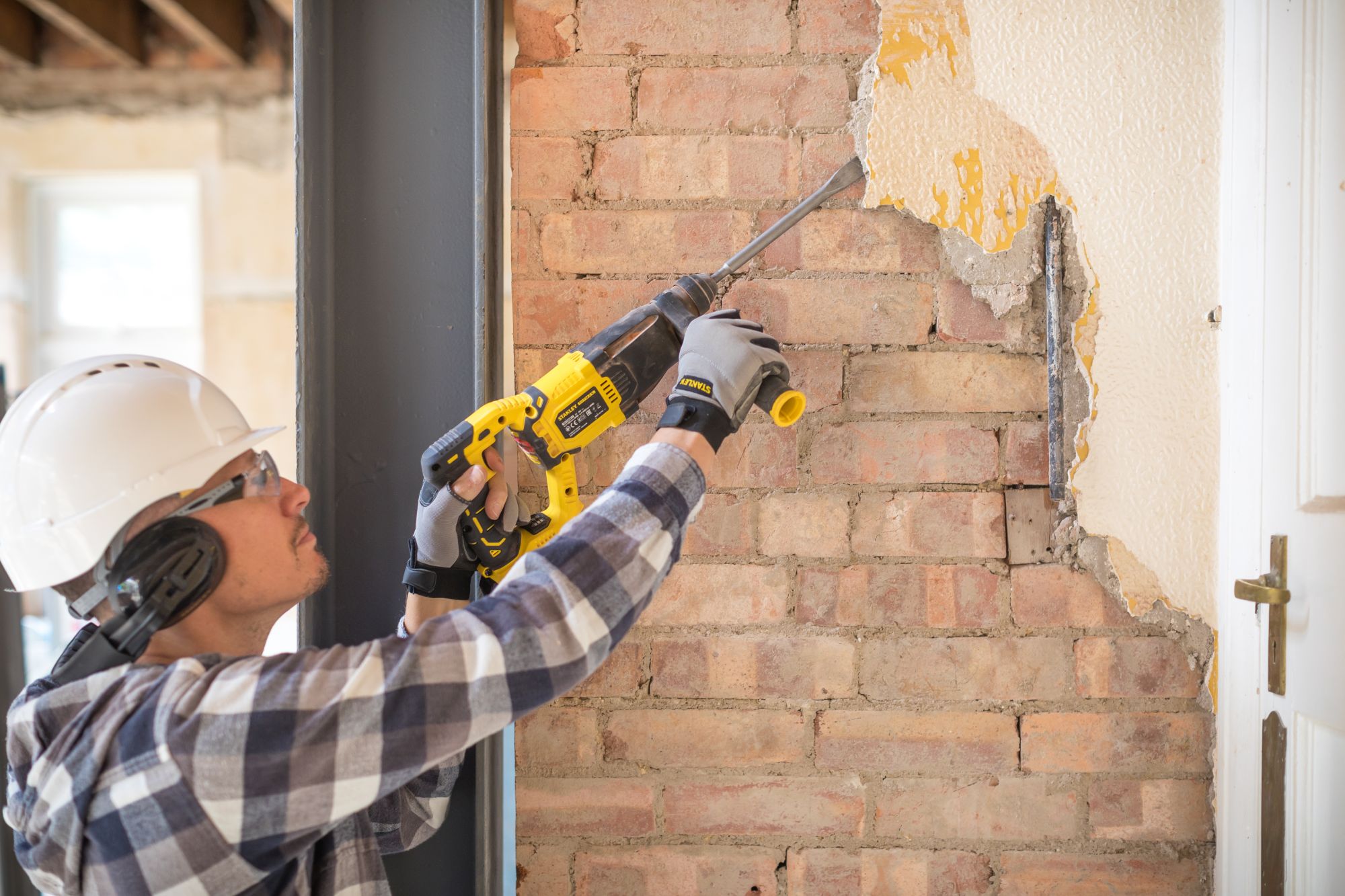 MARTILLO SDS-PLUS 18V BRUSHLESS CON 2 BATERÍAS LI-ION 4,0AH