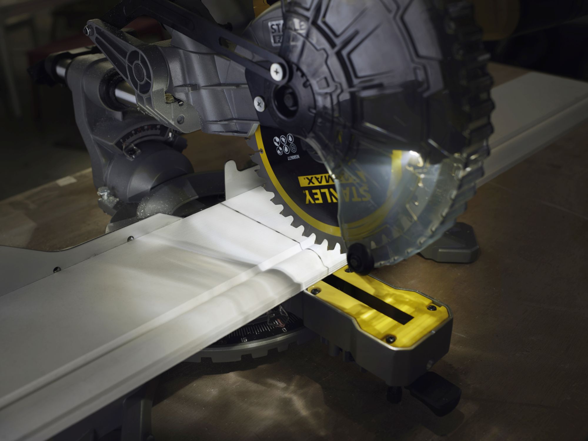 INGLETADORA 18V SIN BATERÍA/CARGADOR