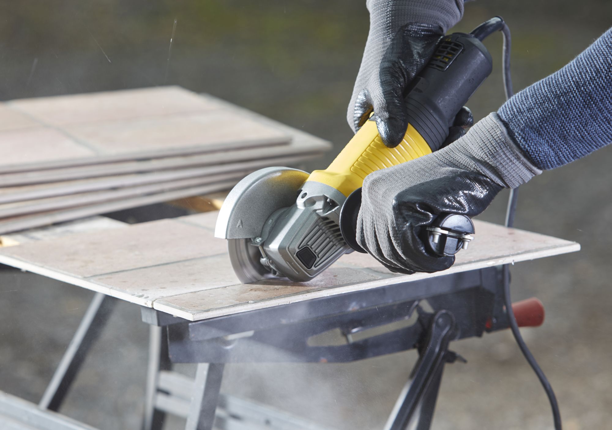 MINI-AMOLADORA 850W 115mm CON MALETÍN