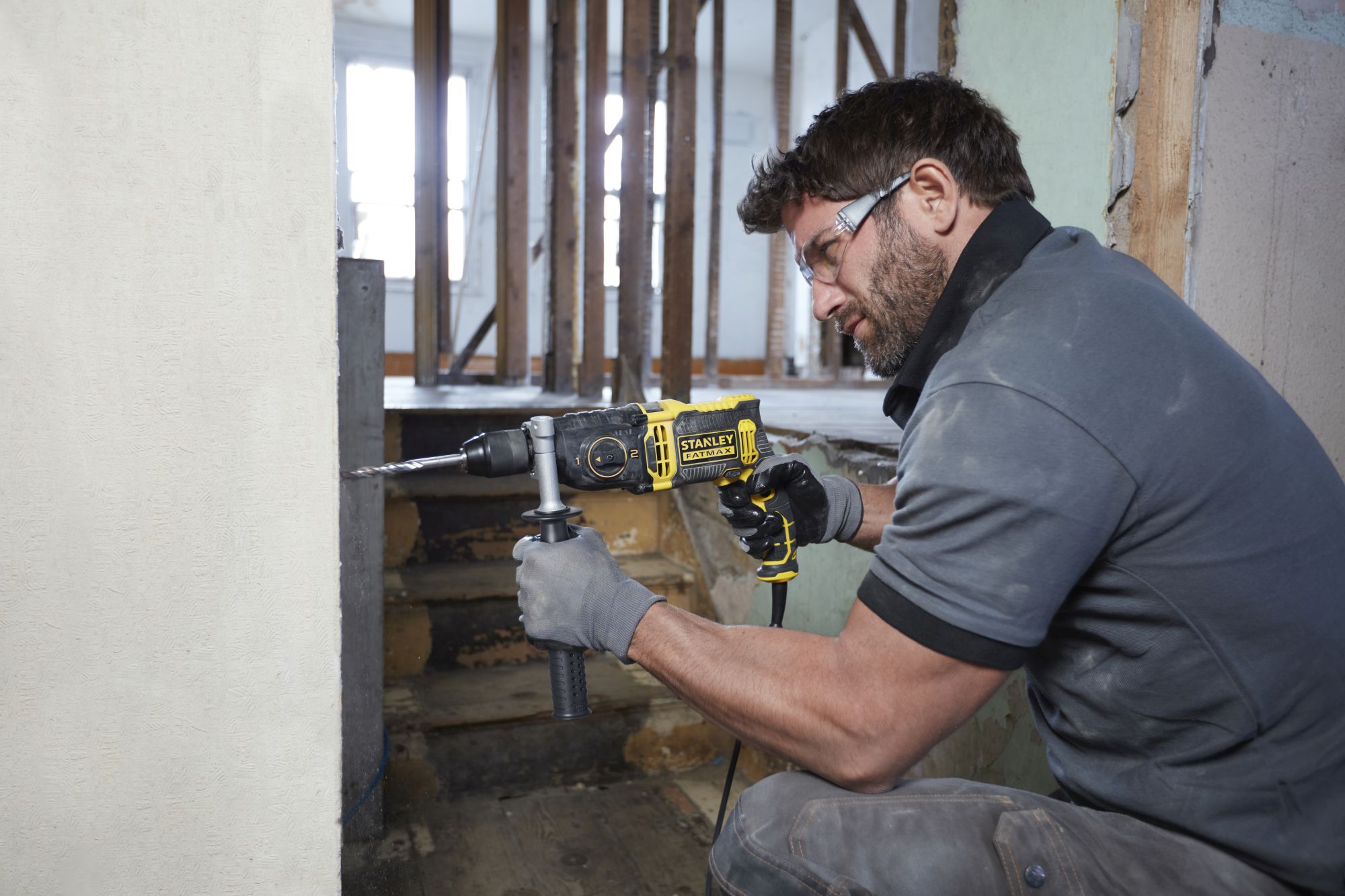 Taladro Percutor 1.100W, portabrocas metálico 13mm automático, 2 velocidades 0 - 1.100/3.200 rpm, 54.400 ipm