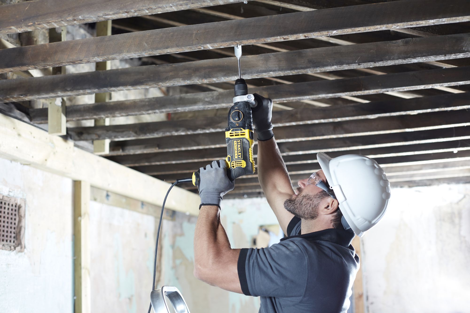 Taladro Percutor 1.100W, portabrocas metálico 13mm automático, 2 velocidades 0 - 1.100/3.200 rpm, 54.400 ipm