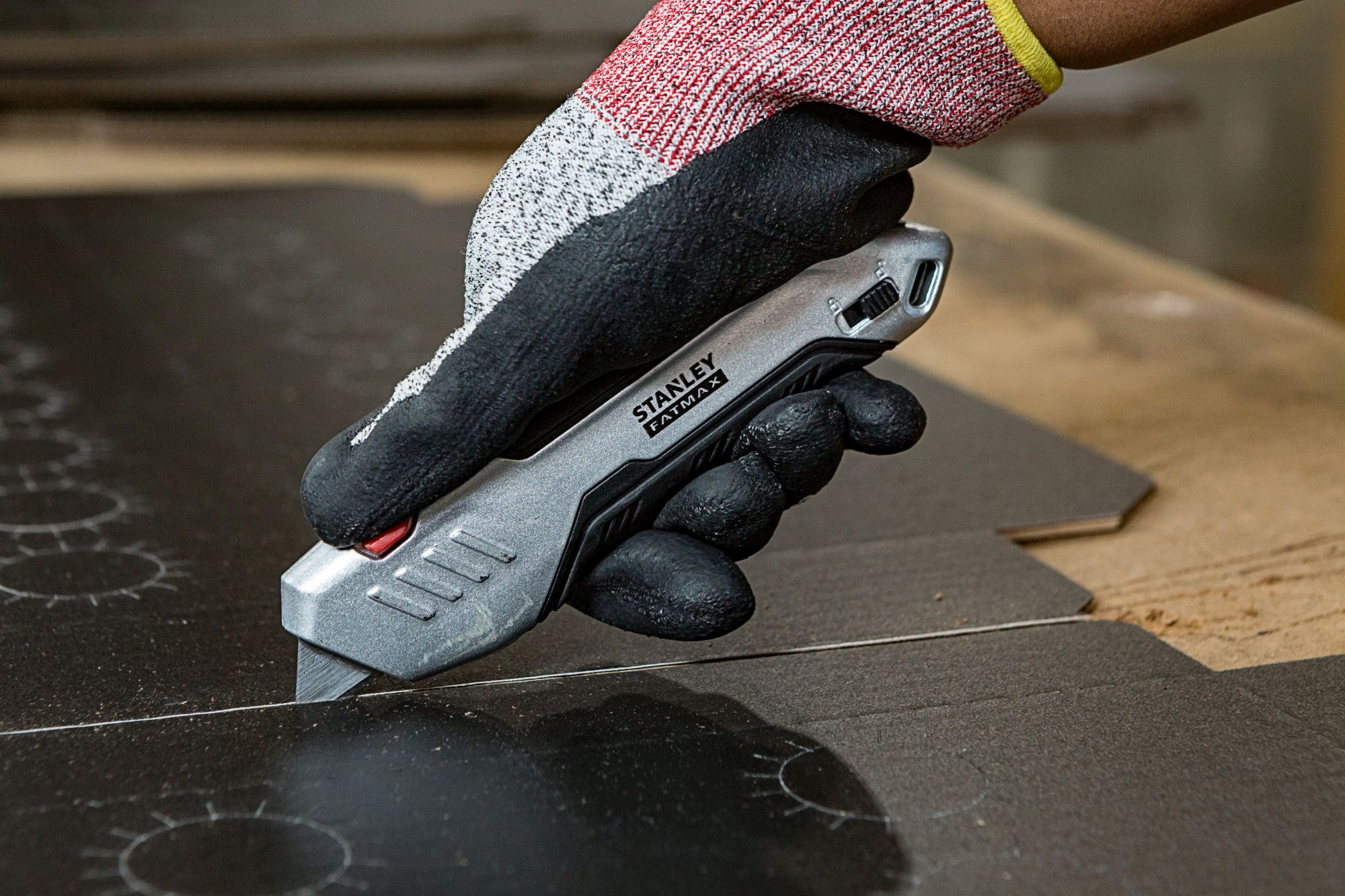 Cuchillo con gatillo con cuerpo metálico - bimateria